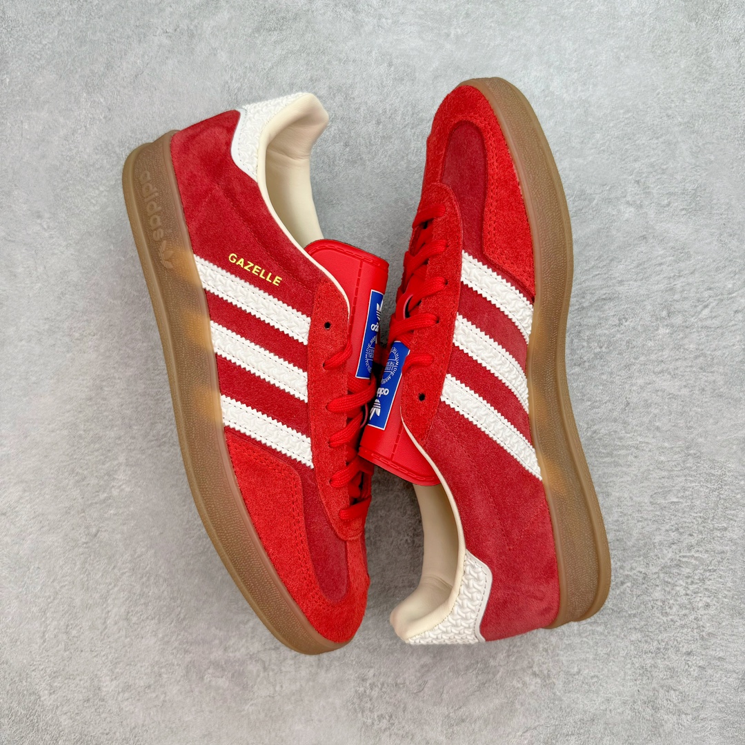 图片[3]-💰160 ＃CS纯原 AD Original Gazelle Indoor Trainers 瞪羚室内鞋系列低帮复古百搭休闲运动德训风板鞋 红白 IF1808 高端零售特供批次 原厂定制长毛翻毛皮组合环保纤维革鞋面材质 内置环保海玻璃鞋垫 外置RB橡胶大底 产品品控稳定性领先行业 原厂全套原楦原纸板冲刀磨具开发 原厂皮料加持 原厂港宝加持定型后跟R度完美 将复古进行到底 简约流畅 三十年不变经典 这款Gazelle运动鞋 无论面料、配色、质感或设计 都只在重现其1991年原款的经典 皮革鞋面 撞色三条纹和鞋跟标的设计 力求呈现90年代的经典复古风潮 Samba火热的同时 也带动了其它的复古鞋型 Gazelle便是其中一只 Gazelle Indoor拥有包边更宽的T字型鞋头 更好的保护运动员的前掌 浓浓的复古氛围感 非常适合现在流行的Cleanfit风格 SIZE：35.5 36 36.5 37.5 38 38.5 39 40 40.5 41 42 42.5 43 44 44.5 45 46 编码：by2936030-运动鞋