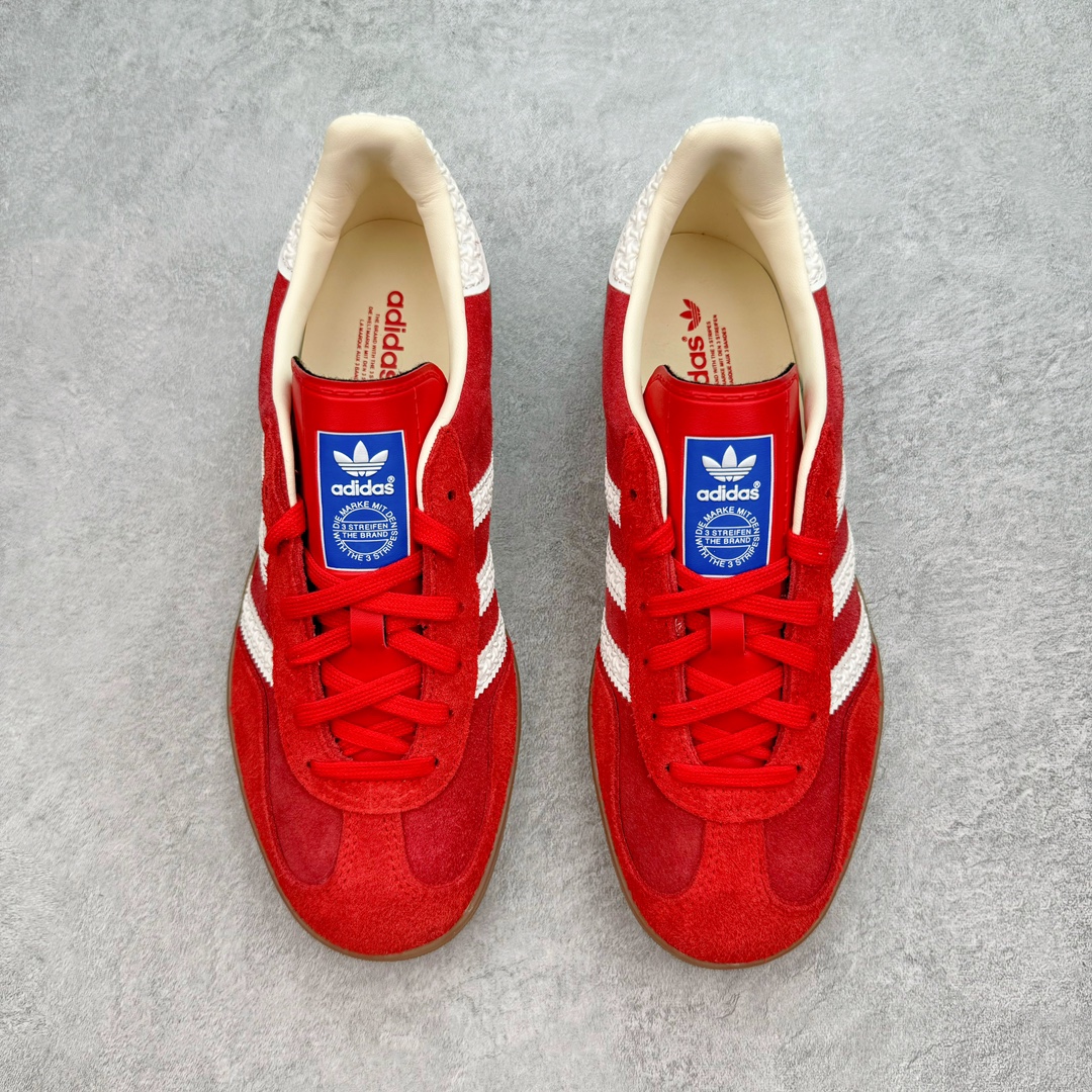 图片[2]-💰160 ＃CS纯原 AD Original Gazelle Indoor Trainers 瞪羚室内鞋系列低帮复古百搭休闲运动德训风板鞋 红白 IF1808 高端零售特供批次 原厂定制长毛翻毛皮组合环保纤维革鞋面材质 内置环保海玻璃鞋垫 外置RB橡胶大底 产品品控稳定性领先行业 原厂全套原楦原纸板冲刀磨具开发 原厂皮料加持 原厂港宝加持定型后跟R度完美 将复古进行到底 简约流畅 三十年不变经典 这款Gazelle运动鞋 无论面料、配色、质感或设计 都只在重现其1991年原款的经典 皮革鞋面 撞色三条纹和鞋跟标的设计 力求呈现90年代的经典复古风潮 Samba火热的同时 也带动了其它的复古鞋型 Gazelle便是其中一只 Gazelle Indoor拥有包边更宽的T字型鞋头 更好的保护运动员的前掌 浓浓的复古氛围感 非常适合现在流行的Cleanfit风格 SIZE：35.5 36 36.5 37.5 38 38.5 39 40 40.5 41 42 42.5 43 44 44.5 45 46 编码：by2936030-运动鞋