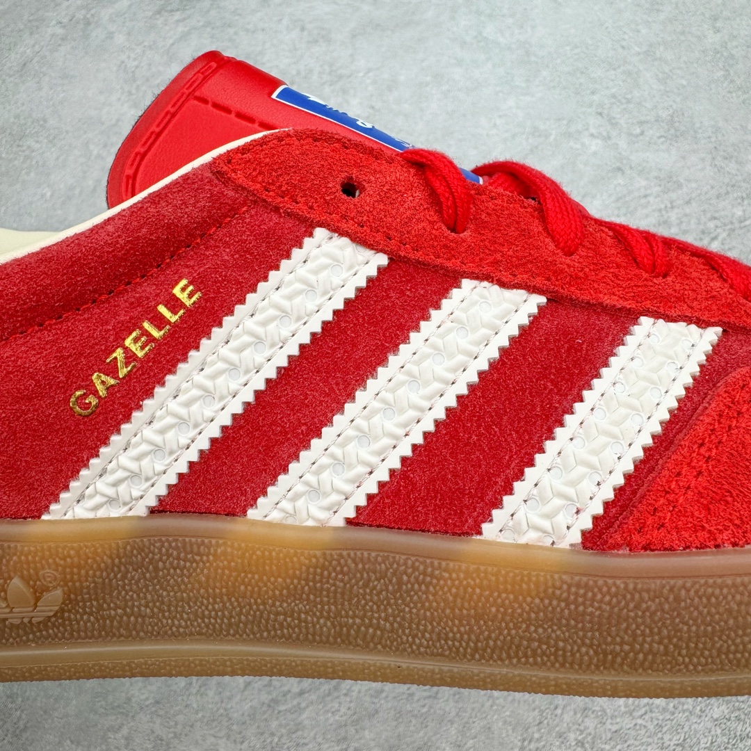 图片[21]-💰160 ＃CS纯原 AD Original Gazelle Indoor Trainers 瞪羚室内鞋系列低帮复古百搭休闲运动德训风板鞋 红白 IF1808 高端零售特供批次 原厂定制长毛翻毛皮组合环保纤维革鞋面材质 内置环保海玻璃鞋垫 外置RB橡胶大底 产品品控稳定性领先行业 原厂全套原楦原纸板冲刀磨具开发 原厂皮料加持 原厂港宝加持定型后跟R度完美 将复古进行到底 简约流畅 三十年不变经典 这款Gazelle运动鞋 无论面料、配色、质感或设计 都只在重现其1991年原款的经典 皮革鞋面 撞色三条纹和鞋跟标的设计 力求呈现90年代的经典复古风潮 Samba火热的同时 也带动了其它的复古鞋型 Gazelle便是其中一只 Gazelle Indoor拥有包边更宽的T字型鞋头 更好的保护运动员的前掌 浓浓的复古氛围感 非常适合现在流行的Cleanfit风格 SIZE：35.5 36 36.5 37.5 38 38.5 39 40 40.5 41 42 42.5 43 44 44.5 45 46 编码：by2936030-运动鞋