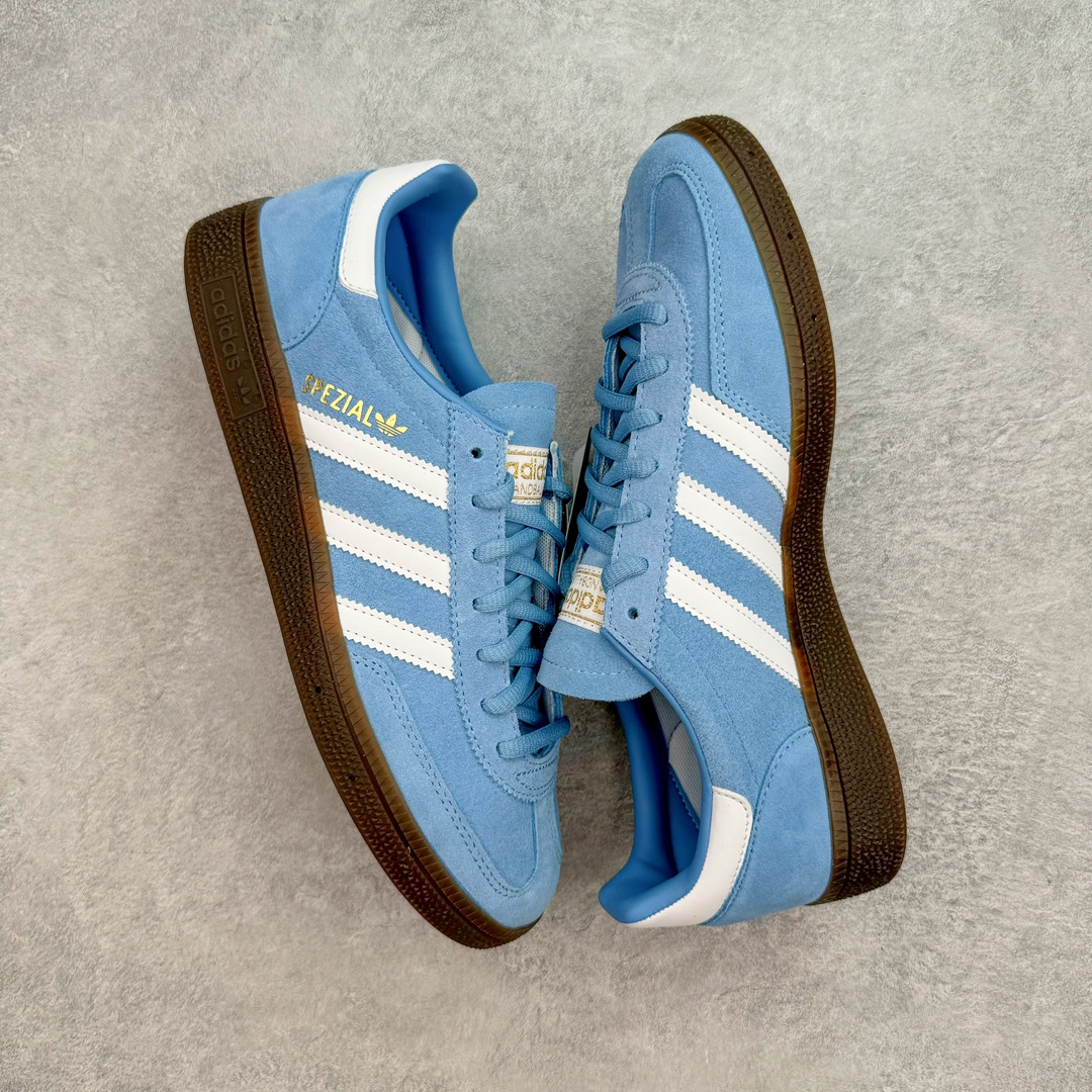 图片[3]-💰180 ＃S2纯原 AD Originals Handball SPZL 手球运动员系列百搭休闲运动板鞋 蓝色 BD7632 口碑大厂出品 品控大底版型不断改良更新 原厂皮料 原装过验内外标加持 全套原纸板楦头开发 确保原汁原味 完美呈现桑巴版型 一比一鞋头弧度高度鞋身弧度 数据细节工艺流程均保持一致 这款来自阿迪达斯的这款HANDBALL SPZL前身是一双手球运动鞋 这一次拿来复刻 所以鞋面的主要色彩选用了黑色 鞋面外侧除了Spezial字母之外还有三叶草标志 Handball SPZL作为复古手球训练鞋与作为室内足球鞋的Samba有着异曲同工之处 但是质感更为出众的鞋身以及丰富的配色选择比起Samba来讲可以说是更胜一筹了 尺码：36 36⅔ 37⅓ 38 38⅔ 39⅓ 40 40⅔ 41⅓ 42 42⅔ 43⅓ 44 45 编码：by2936050-运动鞋