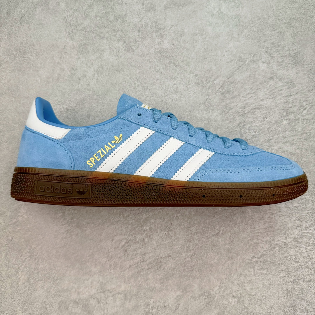 💰180 ＃S2纯原 AD Originals Handball SPZL 手球运动员系列百搭休闲运动板鞋 蓝色 BD7632 口碑大厂出品 品控大底版型不断改良更新 原厂皮料 原装过验内外标加持 全套原纸板楦头开发 确保原汁原味 完美呈现桑巴版型 一比一鞋头弧度高度鞋身弧度 数据细节工艺流程均保持一致 这款来自阿迪达斯的这款HANDBALL SPZL前身是一双手球运动鞋 这一次拿来复刻 所以鞋面的主要色彩选用了黑色 鞋面外侧除了Spezial字母之外还有三叶草标志 Handball SPZL作为复古手球训练鞋与作为室内足球鞋的Samba有着异曲同工之处 但是质感更为出众的鞋身以及丰富的配色选择比起Samba来讲可以说是更胜一筹了 尺码：36 36⅔ 37⅓ 38 38⅔ 39⅓ 40 40⅔ 41⅓ 42 42⅔ 43⅓ 44 45 编码：by2936050-运动鞋