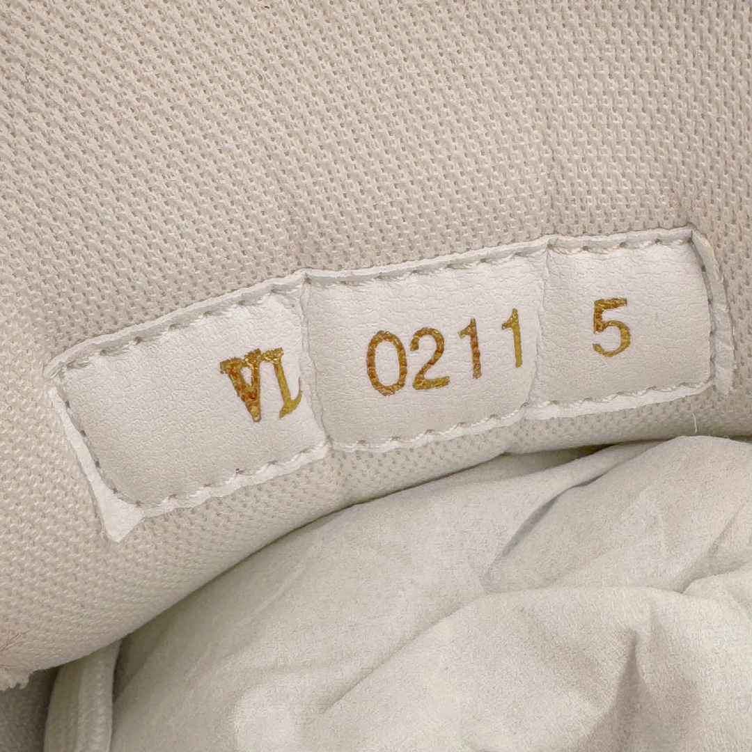 图片[21]-＃GD广顶 Louis Vuitton Trainer lv路易威登时装走秀运动时尚板鞋 外贸零售特供批次 2023全新纸板数据 印花高频效果碾压市面 市售天花板产物 耗时半年巨作 全套原厂新版原纸板楦头开发 原厂特供皮料加持 市场所有版本中综合最强的货品 GD实力大厂出品 全网最全配色更新最快 最成熟的做工稳定的品控 完美鞋型超高的清洁度 零毛边线头瑕疵 全套原楦原纸版原鞋开模 全网最具灵魂的版型 正确原装黄色鞋盒 正确中底印花 鞋面印花3D高频深度立体 全鞋电脑针车 紧密相连 针距密度一致 环保乳胶注塑鞋垫 厚度脚感还原原版 皮面裁剪部位 统一油边封口工艺 原装橡胶大底含胶量大底组合零偏差 专柜全套包装 防尘袋 说明书 质保卡 男女鞋 尺码：35 36 37 38 39 40 41 42 43 44 45-选品中心