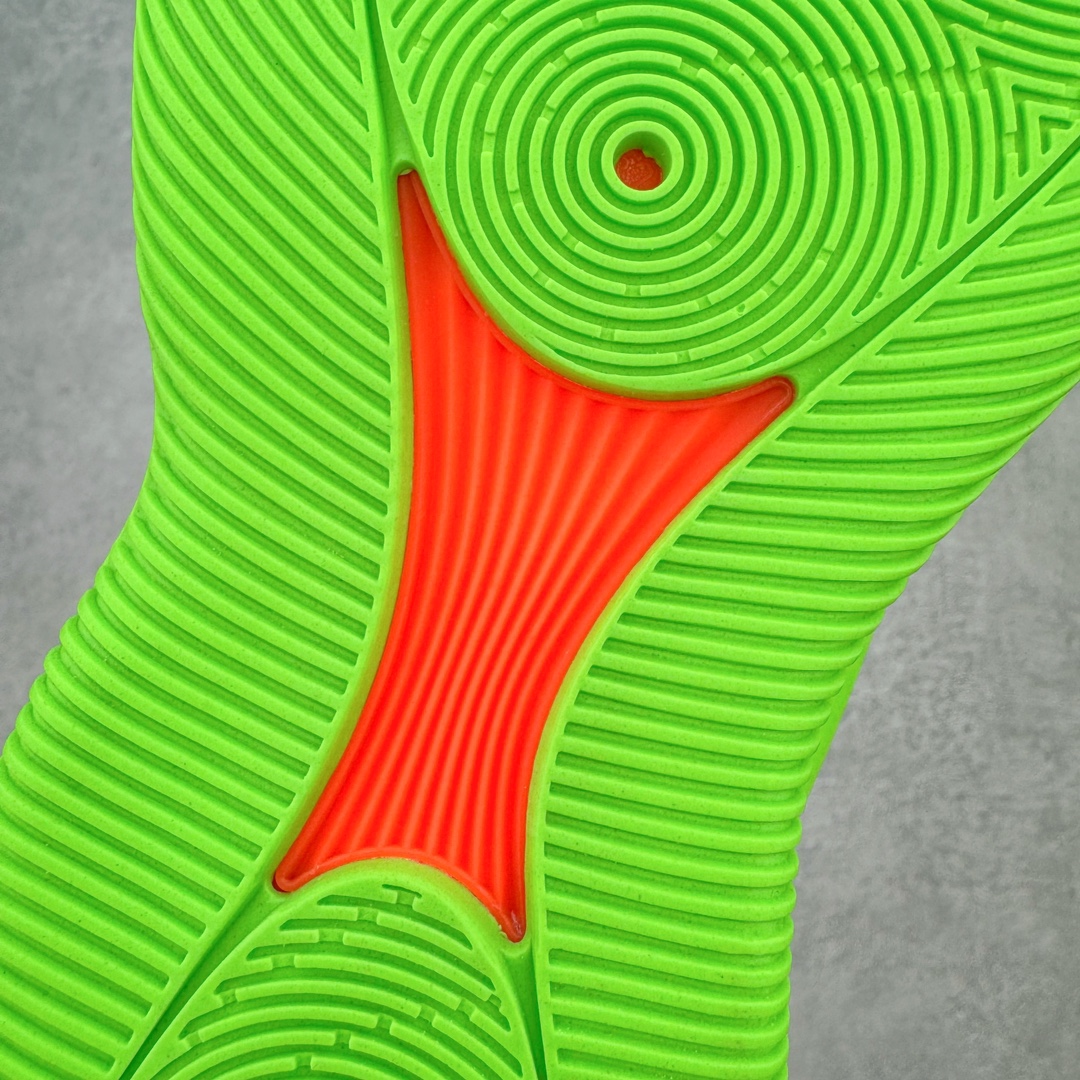 图片[12]-＃独家首发 AD Harden Vol.9 詹姆斯哈登九代签名篮球鞋 JH6489 整体依旧承袭着科幻的外观姿态，鞋侧三线采用类似抓痕的风格示人。搭配类似液态金属的配色光泽，第一眼看着就特别有速度感和战斗气息。鞋底方面，同样采用隐藏中底设定。而这一代的外底上翻的纹理更多，相信对快速摆脱、变向移动更有帮助。尺码：40 40.5 41 42 42.5 43 44 44.5 45 46 47.5-选品中心