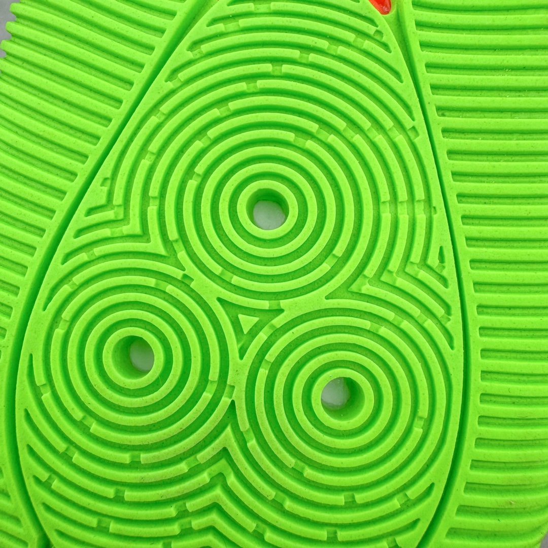 图片[13]-＃独家首发 AD Harden Vol.9 詹姆斯哈登九代签名篮球鞋 JH6489 整体依旧承袭着科幻的外观姿态，鞋侧三线采用类似抓痕的风格示人。搭配类似液态金属的配色光泽，第一眼看着就特别有速度感和战斗气息。鞋底方面，同样采用隐藏中底设定。而这一代的外底上翻的纹理更多，相信对快速摆脱、变向移动更有帮助。尺码：40 40.5 41 42 42.5 43 44 44.5 45 46 47.5-选品中心