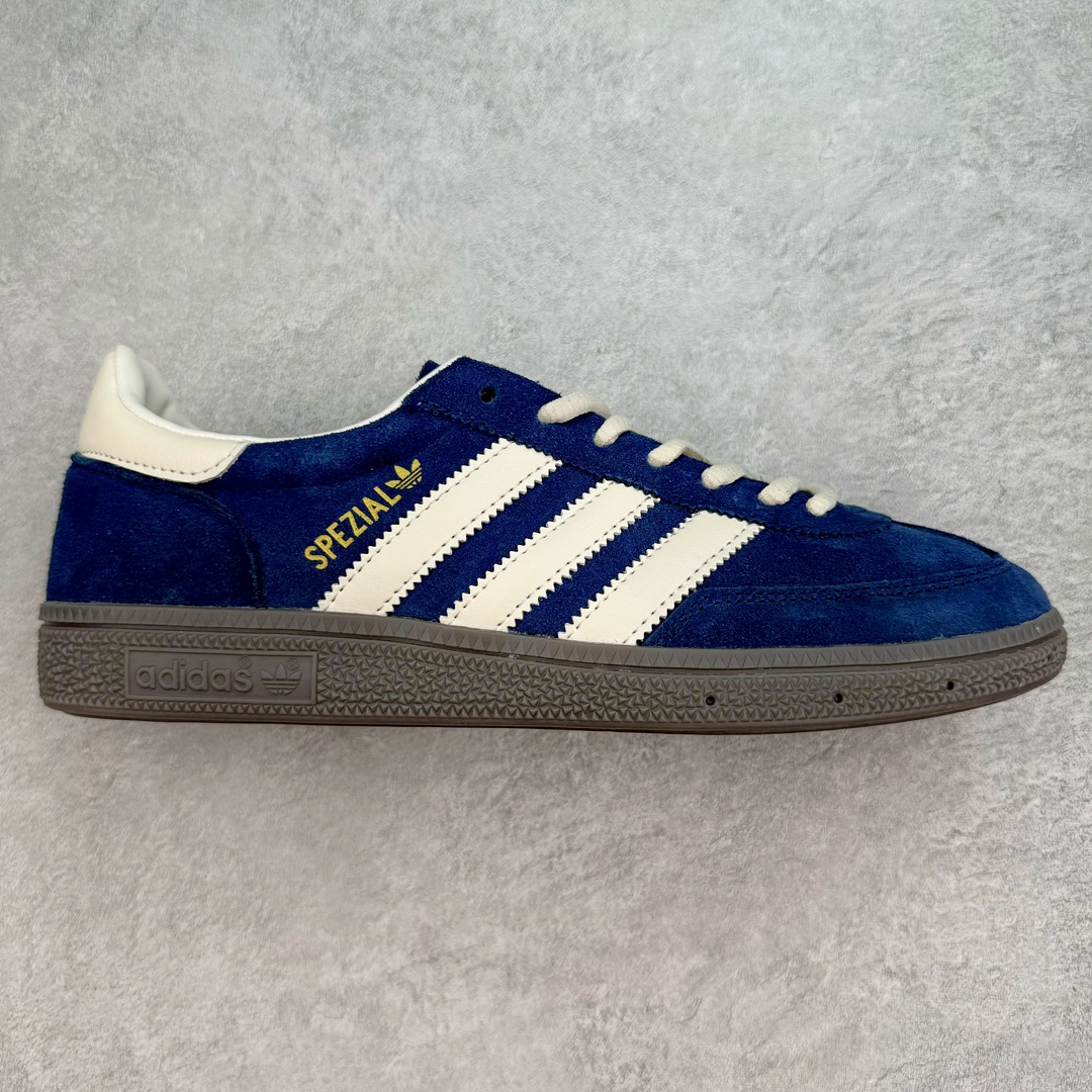 AD Originals Handball SPZL 手球运动员系列百搭休闲运动板鞋 IF7087 这款来自阿迪达斯的这款HANDBALL SPZL前身是一双手球运动鞋，这一次拿来复刻，所以鞋面的主要色彩选用了黑色， 鞋面外侧除了Spezial字母之外还有三叶草标志。Handball SPZL作为复古手球训练鞋与作为室内足球鞋的Samba有着异曲同工之处，但是质感更为出众的鞋身以及丰富的配色选择比起Samba来讲可以说是更胜一筹了！尺码：36 36⅔ 37⅓ 38 38⅔ 39⅓ 40 40⅔ 41⅓ 42 42⅔ 43⅓ 44 45-选品中心