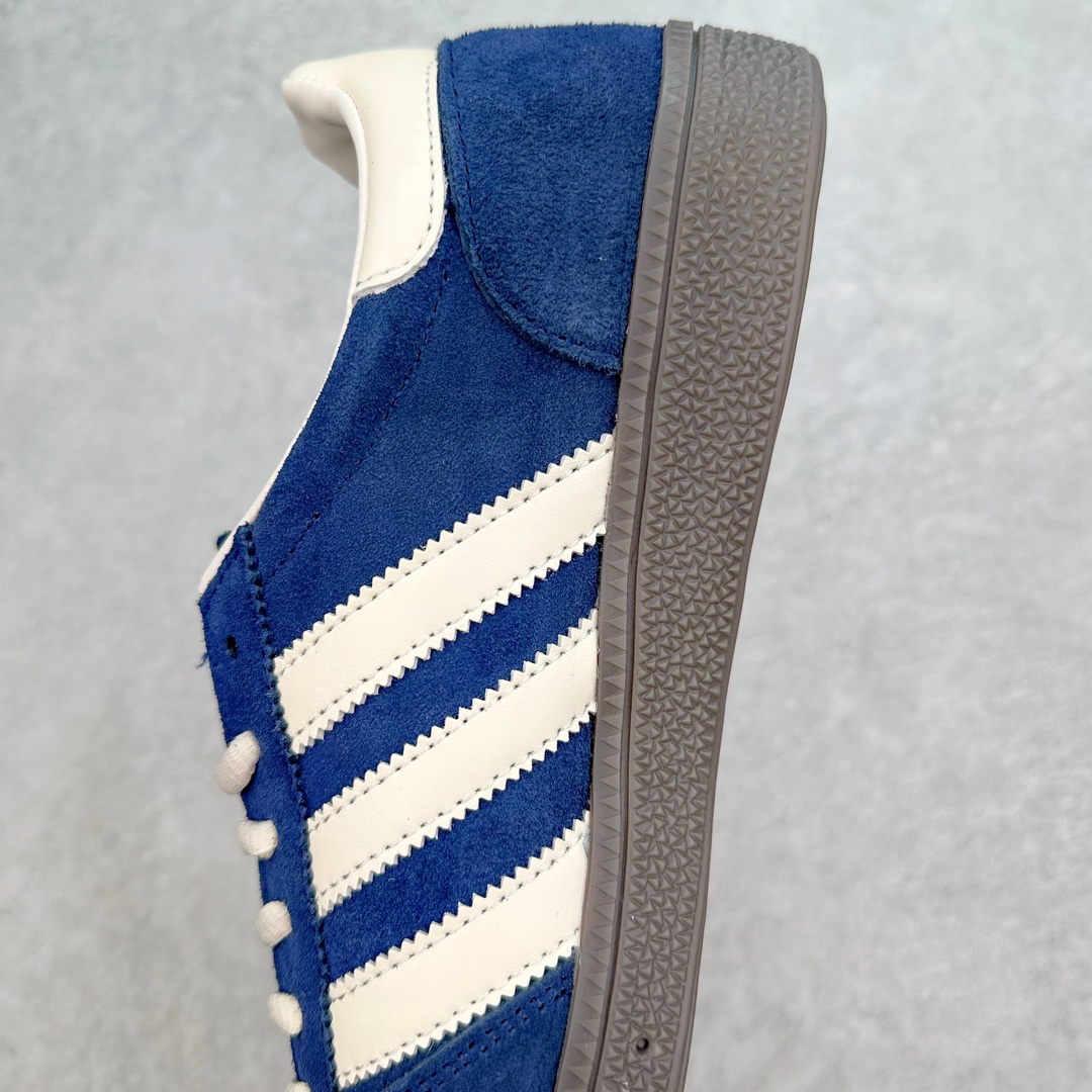 图片[7]-AD Originals Handball SPZL 手球运动员系列百搭休闲运动板鞋 IF7087 这款来自阿迪达斯的这款HANDBALL SPZL前身是一双手球运动鞋，这一次拿来复刻，所以鞋面的主要色彩选用了黑色， 鞋面外侧除了Spezial字母之外还有三叶草标志。Handball SPZL作为复古手球训练鞋与作为室内足球鞋的Samba有着异曲同工之处，但是质感更为出众的鞋身以及丰富的配色选择比起Samba来讲可以说是更胜一筹了！尺码：36 36⅔ 37⅓ 38 38⅔ 39⅓ 40 40⅔ 41⅓ 42 42⅔ 43⅓ 44 45-选品中心