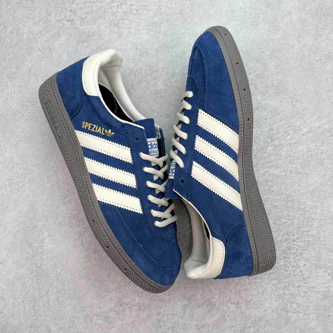图片[3]-AD Originals Handball SPZL 手球运动员系列百搭休闲运动板鞋 IF7087 这款来自阿迪达斯的这款HANDBALL SPZL前身是一双手球运动鞋，这一次拿来复刻，所以鞋面的主要色彩选用了黑色， 鞋面外侧除了Spezial字母之外还有三叶草标志。Handball SPZL作为复古手球训练鞋与作为室内足球鞋的Samba有着异曲同工之处，但是质感更为出众的鞋身以及丰富的配色选择比起Samba来讲可以说是更胜一筹了！尺码：36 36⅔ 37⅓ 38 38⅔ 39⅓ 40 40⅔ 41⅓ 42 42⅔ 43⅓ 44 45-选品中心