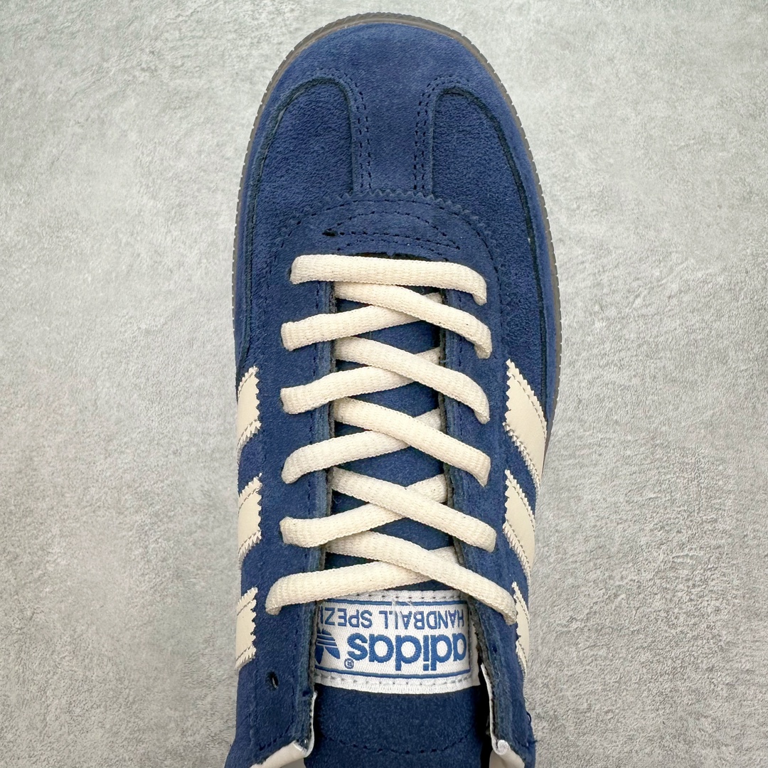 图片[4]-AD Originals Handball SPZL 手球运动员系列百搭休闲运动板鞋 IF7087 这款来自阿迪达斯的这款HANDBALL SPZL前身是一双手球运动鞋，这一次拿来复刻，所以鞋面的主要色彩选用了黑色， 鞋面外侧除了Spezial字母之外还有三叶草标志。Handball SPZL作为复古手球训练鞋与作为室内足球鞋的Samba有着异曲同工之处，但是质感更为出众的鞋身以及丰富的配色选择比起Samba来讲可以说是更胜一筹了！尺码：36 36⅔ 37⅓ 38 38⅔ 39⅓ 40 40⅔ 41⅓ 42 42⅔ 43⅓ 44 45-选品中心