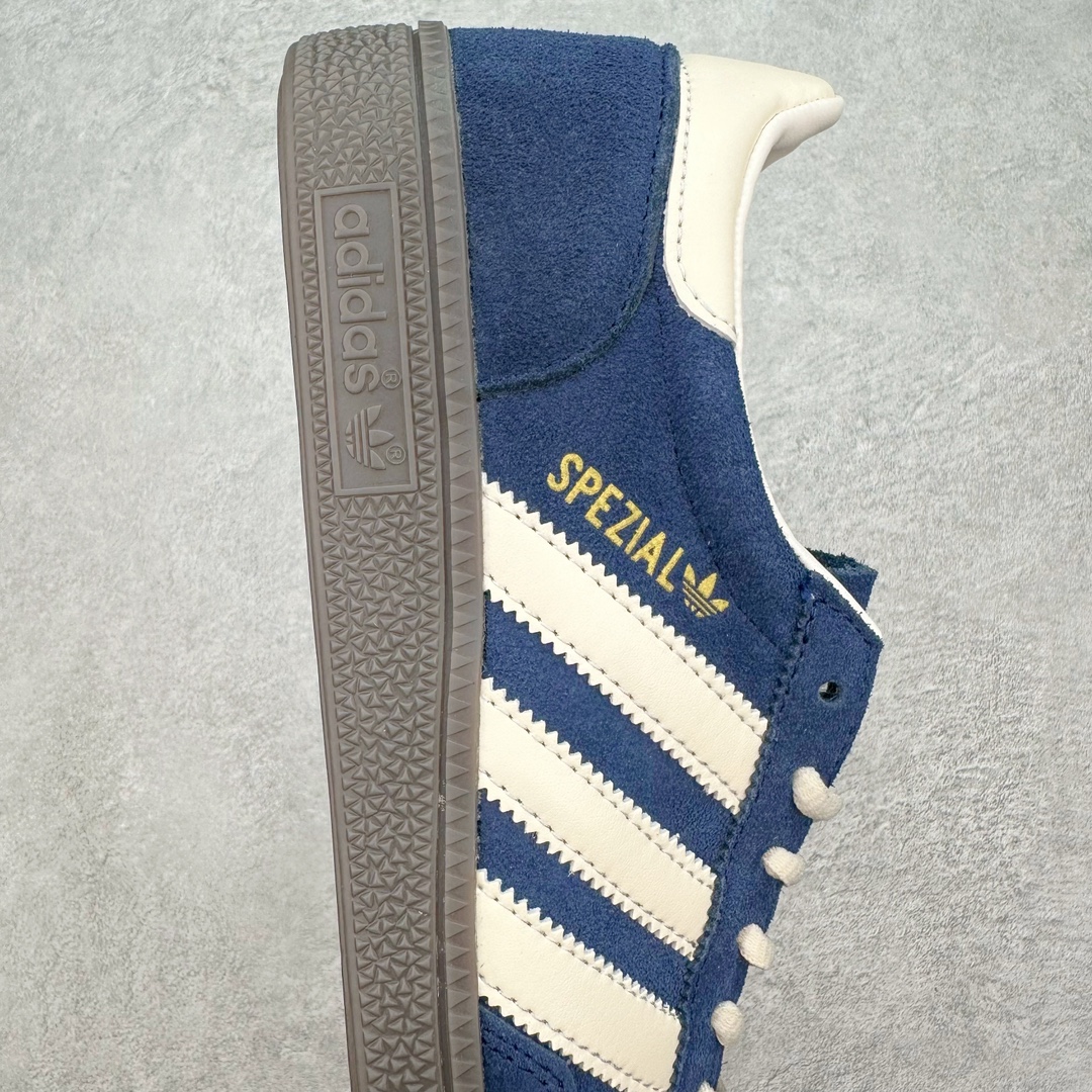 图片[6]-AD Originals Handball SPZL 手球运动员系列百搭休闲运动板鞋 IF7087 这款来自阿迪达斯的这款HANDBALL SPZL前身是一双手球运动鞋，这一次拿来复刻，所以鞋面的主要色彩选用了黑色， 鞋面外侧除了Spezial字母之外还有三叶草标志。Handball SPZL作为复古手球训练鞋与作为室内足球鞋的Samba有着异曲同工之处，但是质感更为出众的鞋身以及丰富的配色选择比起Samba来讲可以说是更胜一筹了！尺码：36 36⅔ 37⅓ 38 38⅔ 39⅓ 40 40⅔ 41⅓ 42 42⅔ 43⅓ 44 45-选品中心