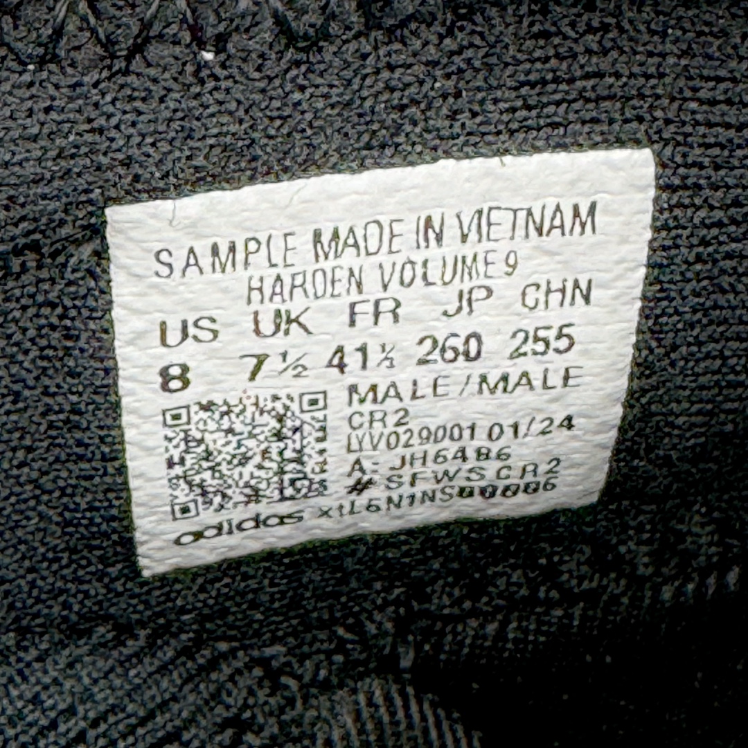 图片[12]-＃独家首发 AD Harden Vol.9 詹姆斯哈登九代签名篮球鞋 JH6486 整体依旧承袭着科幻的外观姿态，鞋侧三线采用类似抓痕的风格示人。搭配类似液态金属的配色光泽，第一眼看着就特别有速度感和战斗气息。鞋底方面，同样采用隐藏中底设定。而这一代的外底上翻的纹理更多，相信对快速摆脱、变向移动更有帮助。尺码：40 40.5 41 42 42.5 43 44 44.5 45 46 47.5-选品中心