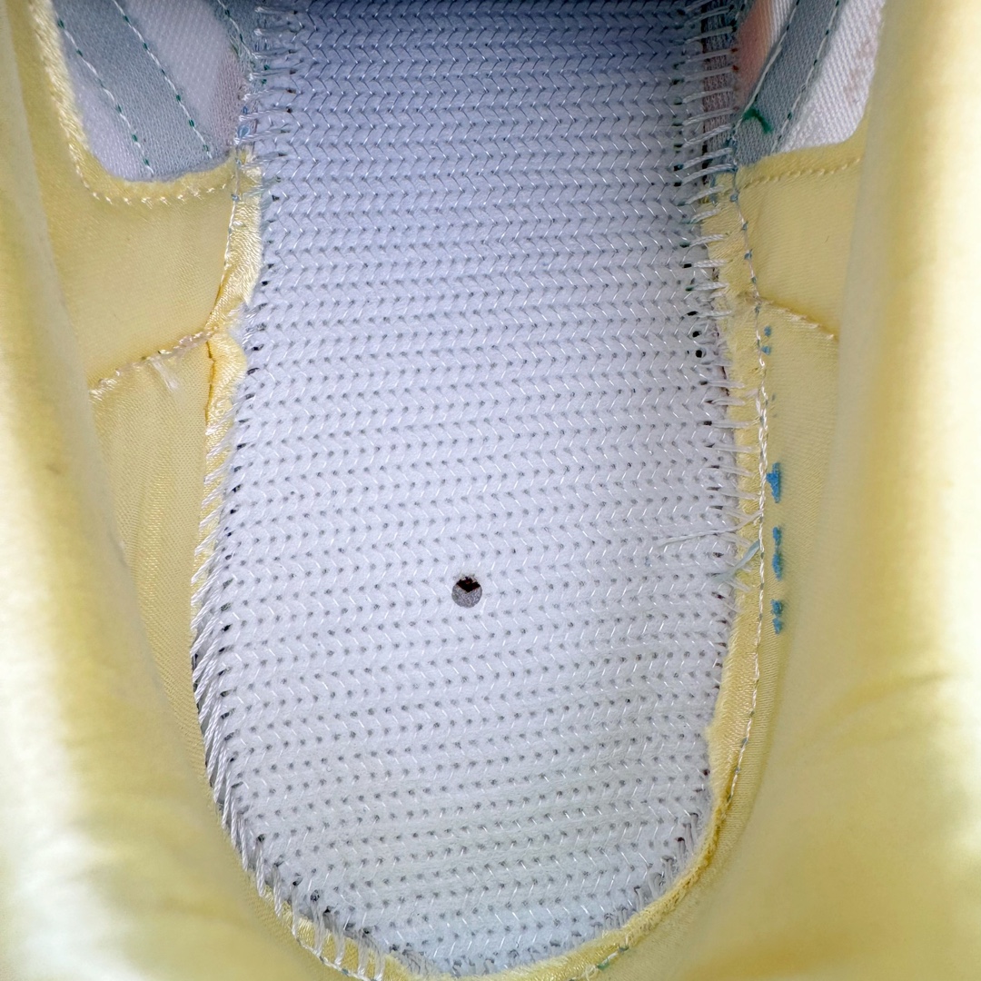 图片[11]-＃PB福利特价 Wales Bonner x AD Originals Samba 桑巴舞系列绅士德训足球风百搭低帮休闲运动板鞋 联名米白绿 GY4344 口碑大厂出品 品控大底版型不断改良更新 全套原纸板楦头开发 确保原汁原味 完美呈现桑巴版型 一比一鞋头弧度高度鞋身弧度 此版本只针对中端市场 皮料材质有所更替 其他数据细节工艺流程均保持一致 绝不口嗨 细节品控鞋型随意对比 正确烫金高频细节 原装纳米超迁皮料 独家私模橡胶大底 原盒原配 这款桑巴鞋展示了高质量的工艺 带有装饰的超锁缝制和无缝的手感 柔软、柔软的皮革造型和标志性的3条纹完成了精致的外观 正规合身鞋带 鞋面上有绒面鞋垫 橡胶鞋底 享受正畸套筒软感 自50年代首次亮相以来就一直在赢得粉丝的青睐 尺码：36 36.5 37.5 38 38.5 39 40 40.5 41 42 42.5 43 44 44.5 45 46-选品中心