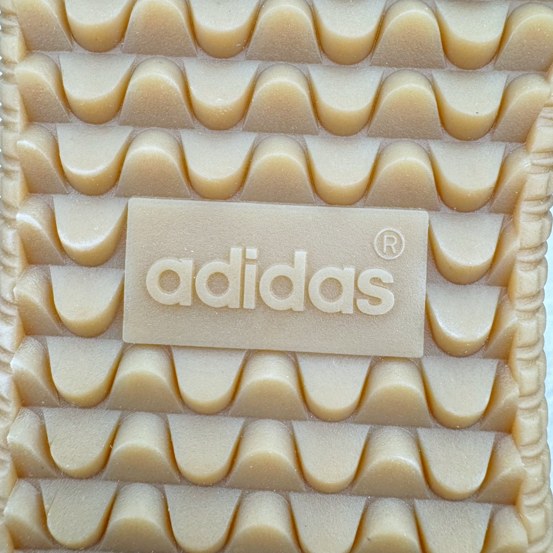 图片[21]-＃PB福利特价 Wales Bonner x AD Originals Samba 桑巴舞系列绅士德训足球风百搭低帮休闲运动板鞋 联名米白绿 GY4344 口碑大厂出品 品控大底版型不断改良更新 全套原纸板楦头开发 确保原汁原味 完美呈现桑巴版型 一比一鞋头弧度高度鞋身弧度 此版本只针对中端市场 皮料材质有所更替 其他数据细节工艺流程均保持一致 绝不口嗨 细节品控鞋型随意对比 正确烫金高频细节 原装纳米超迁皮料 独家私模橡胶大底 原盒原配 这款桑巴鞋展示了高质量的工艺 带有装饰的超锁缝制和无缝的手感 柔软、柔软的皮革造型和标志性的3条纹完成了精致的外观 正规合身鞋带 鞋面上有绒面鞋垫 橡胶鞋底 享受正畸套筒软感 自50年代首次亮相以来就一直在赢得粉丝的青睐 尺码：36 36.5 37.5 38 38.5 39 40 40.5 41 42 42.5 43 44 44.5 45 46-选品中心