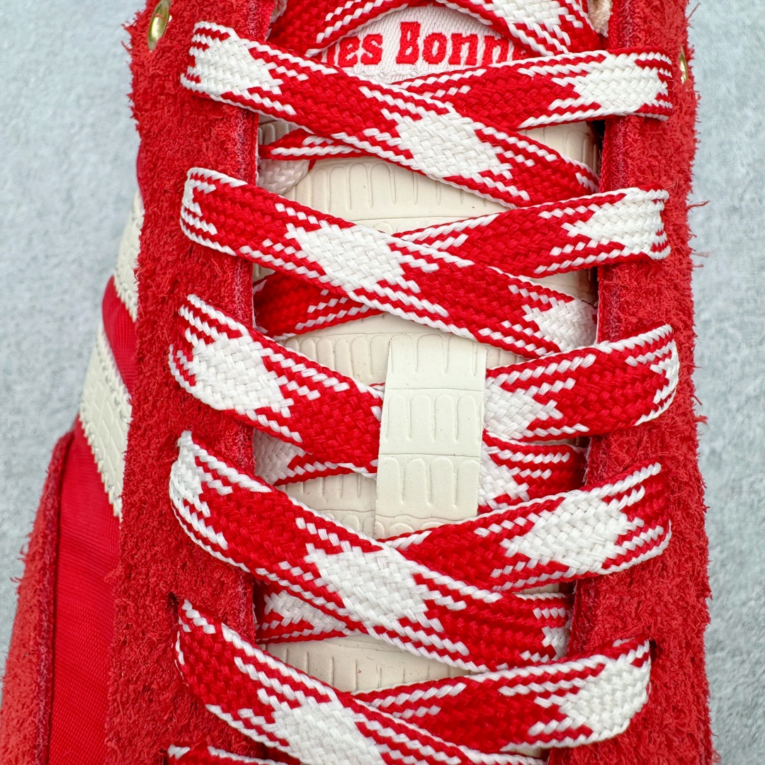 图片[17]-＃PB福利特价 Wales Bonner x AD Originals Samba 桑巴舞系列绅士德训足球风百搭低帮休闲运动板鞋 联名红色 GY6612 口碑大厂出品 品控大底版型不断改良更新 全套原纸板楦头开发 确保原汁原味 完美呈现桑巴版型 一比一鞋头弧度高度鞋身弧度 此版本只针对中端市场 皮料材质有所更替 其他数据细节工艺流程均保持一致 绝不口嗨 细节品控鞋型随意对比 正确烫金高频细节 原装纳米超迁皮料 独家私模橡胶大底 原盒原配 这款桑巴鞋展示了高质量的工艺 带有装饰的超锁缝制和无缝的手感 柔软、柔软的皮革造型和标志性的3条纹完成了精致的外观 正规合身鞋带 鞋面上有绒面鞋垫 橡胶鞋底 享受正畸套筒软感 自50年代首次亮相以来就一直在赢得粉丝的青睐 尺码：36 36.5 37.5 38 38.5 39 40 40.5 41 42 42.5 43 44 44.5 45 46-选品中心