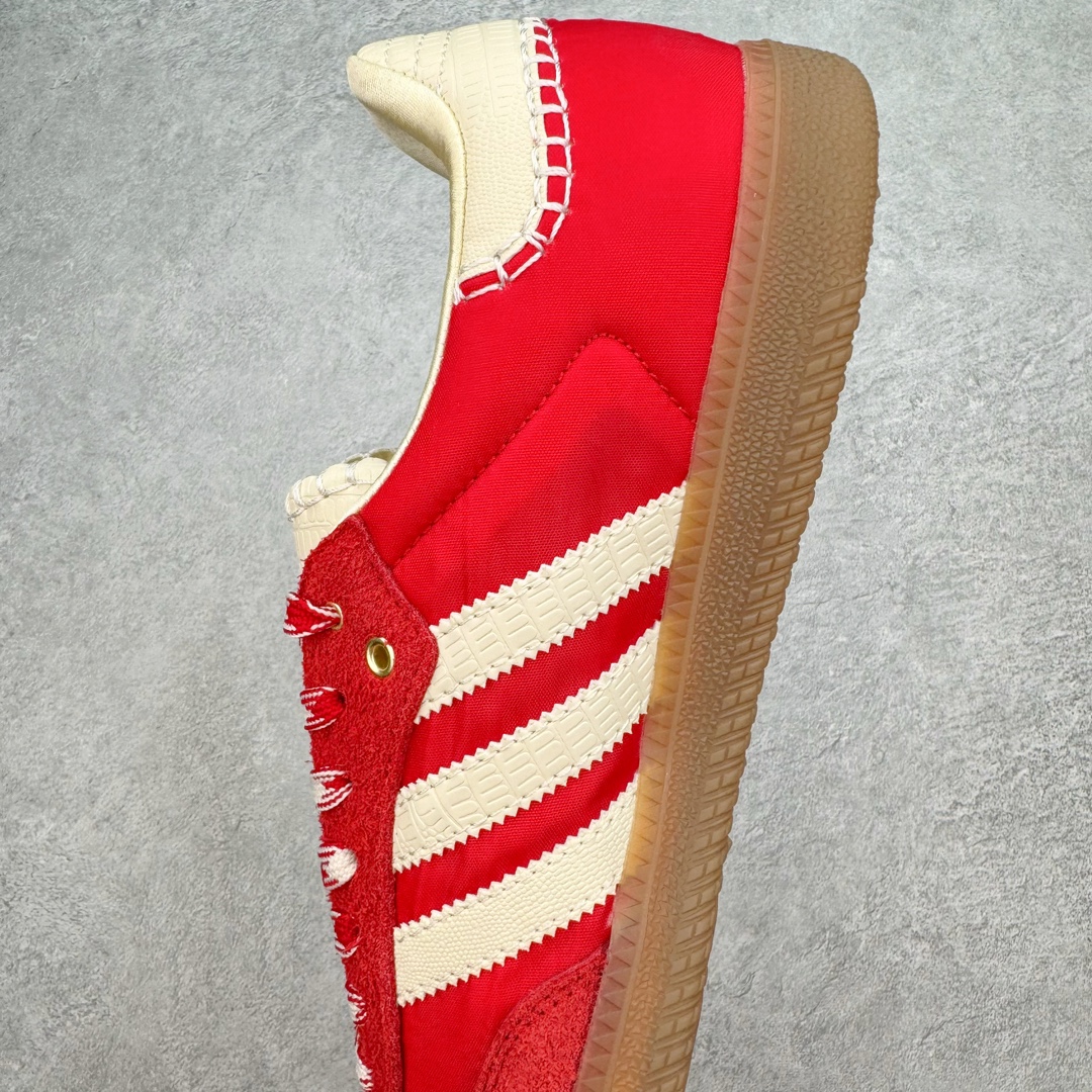 图片[7]-＃PB福利特价 Wales Bonner x AD Originals Samba 桑巴舞系列绅士德训足球风百搭低帮休闲运动板鞋 联名红色 GY6612 口碑大厂出品 品控大底版型不断改良更新 全套原纸板楦头开发 确保原汁原味 完美呈现桑巴版型 一比一鞋头弧度高度鞋身弧度 此版本只针对中端市场 皮料材质有所更替 其他数据细节工艺流程均保持一致 绝不口嗨 细节品控鞋型随意对比 正确烫金高频细节 原装纳米超迁皮料 独家私模橡胶大底 原盒原配 这款桑巴鞋展示了高质量的工艺 带有装饰的超锁缝制和无缝的手感 柔软、柔软的皮革造型和标志性的3条纹完成了精致的外观 正规合身鞋带 鞋面上有绒面鞋垫 橡胶鞋底 享受正畸套筒软感 自50年代首次亮相以来就一直在赢得粉丝的青睐 尺码：36 36.5 37.5 38 38.5 39 40 40.5 41 42 42.5 43 44 44.5 45 46-选品中心