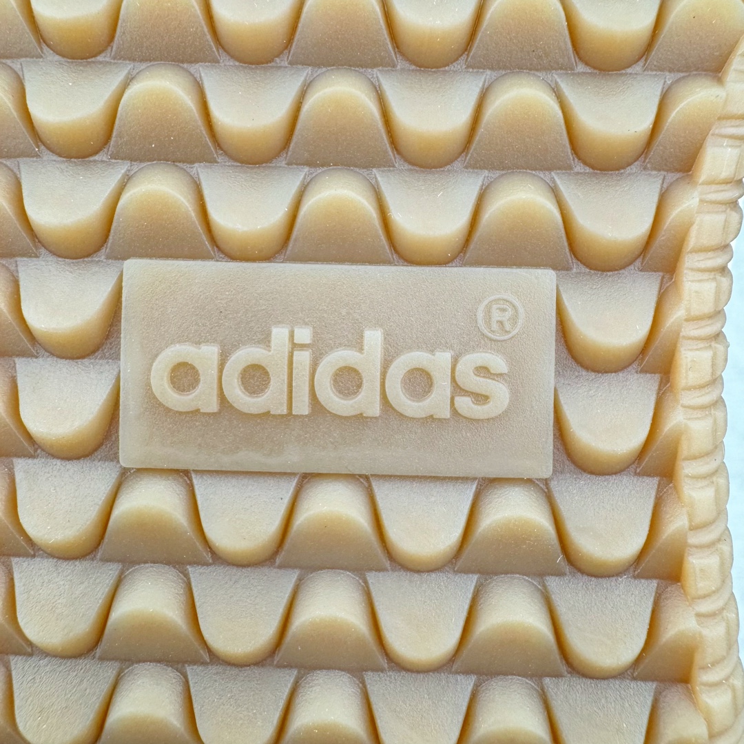 图片[21]-＃PB福利特价 Wales Bonner x AD Originals Samba 桑巴舞系列绅士德训足球风百搭低帮休闲运动板鞋 联名红色 GY6612 口碑大厂出品 品控大底版型不断改良更新 全套原纸板楦头开发 确保原汁原味 完美呈现桑巴版型 一比一鞋头弧度高度鞋身弧度 此版本只针对中端市场 皮料材质有所更替 其他数据细节工艺流程均保持一致 绝不口嗨 细节品控鞋型随意对比 正确烫金高频细节 原装纳米超迁皮料 独家私模橡胶大底 原盒原配 这款桑巴鞋展示了高质量的工艺 带有装饰的超锁缝制和无缝的手感 柔软、柔软的皮革造型和标志性的3条纹完成了精致的外观 正规合身鞋带 鞋面上有绒面鞋垫 橡胶鞋底 享受正畸套筒软感 自50年代首次亮相以来就一直在赢得粉丝的青睐 尺码：36 36.5 37.5 38 38.5 39 40 40.5 41 42 42.5 43 44 44.5 45 46-选品中心