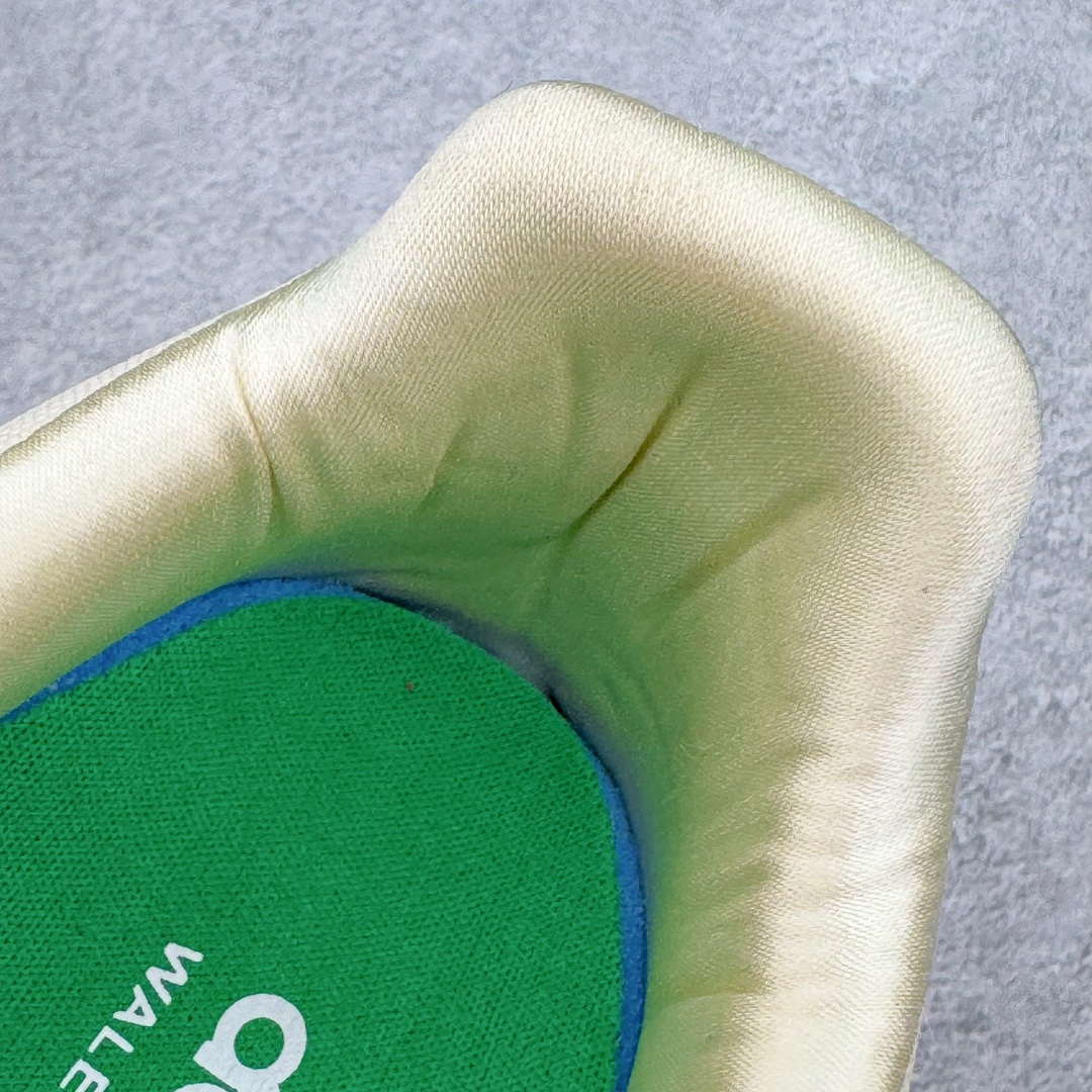 图片[14]-＃PB福利特价 Wales Bonner x AD Originals Samba 桑巴舞系列绅士德训足球风百搭低帮休闲运动板鞋 联名红色 GY6612 口碑大厂出品 品控大底版型不断改良更新 全套原纸板楦头开发 确保原汁原味 完美呈现桑巴版型 一比一鞋头弧度高度鞋身弧度 此版本只针对中端市场 皮料材质有所更替 其他数据细节工艺流程均保持一致 绝不口嗨 细节品控鞋型随意对比 正确烫金高频细节 原装纳米超迁皮料 独家私模橡胶大底 原盒原配 这款桑巴鞋展示了高质量的工艺 带有装饰的超锁缝制和无缝的手感 柔软、柔软的皮革造型和标志性的3条纹完成了精致的外观 正规合身鞋带 鞋面上有绒面鞋垫 橡胶鞋底 享受正畸套筒软感 自50年代首次亮相以来就一直在赢得粉丝的青睐 尺码：36 36.5 37.5 38 38.5 39 40 40.5 41 42 42.5 43 44 44.5 45 46-选品中心