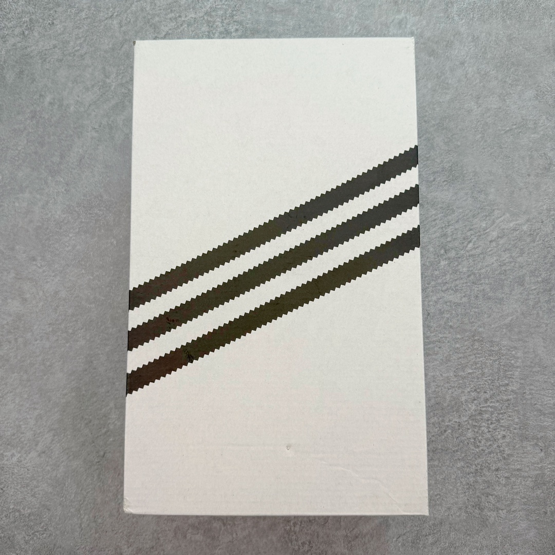 图片[23]-＃PB福利特价 Wales Bonner x AD Originals Samba 桑巴舞系列绅士德训足球风百搭低帮休闲运动板鞋 联名红色 GY6612 口碑大厂出品 品控大底版型不断改良更新 全套原纸板楦头开发 确保原汁原味 完美呈现桑巴版型 一比一鞋头弧度高度鞋身弧度 此版本只针对中端市场 皮料材质有所更替 其他数据细节工艺流程均保持一致 绝不口嗨 细节品控鞋型随意对比 正确烫金高频细节 原装纳米超迁皮料 独家私模橡胶大底 原盒原配 这款桑巴鞋展示了高质量的工艺 带有装饰的超锁缝制和无缝的手感 柔软、柔软的皮革造型和标志性的3条纹完成了精致的外观 正规合身鞋带 鞋面上有绒面鞋垫 橡胶鞋底 享受正畸套筒软感 自50年代首次亮相以来就一直在赢得粉丝的青睐 尺码：36 36.5 37.5 38 38.5 39 40 40.5 41 42 42.5 43 44 44.5 45 46-选品中心