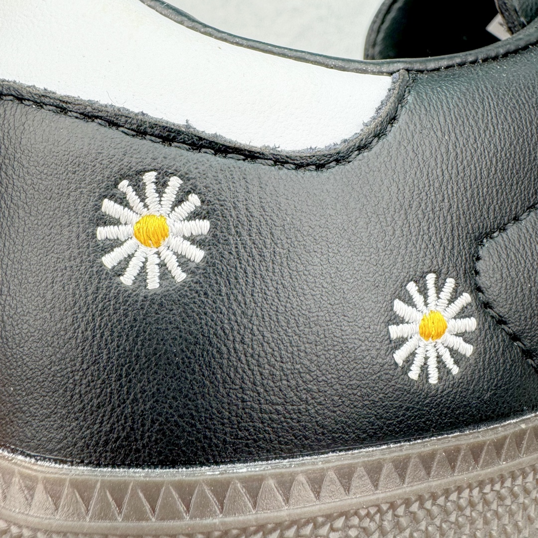 图片[15]-＃PB福利特价 FACE x Atmos x AD Original Samba OG 桑巴复古经典轻便板鞋 三方联名黑白 H03848 口碑大厂出品 品控大底版型不断改良更新 全套原纸板楦头开发 确保原汁原味 完美呈现桑巴版型 一比一鞋头弧度高度鞋身弧度 此版本只针对中端市场 皮料材质有所更替 其他数据细节工艺流程均保持一致 绝不口嗨 细节品控鞋型随意对比 正确烫金高频细节 原装纳米超迁皮料 独家私模橡胶大底 原盒原配 这款桑巴鞋展示了高质量的工艺 带有装饰的超锁缝制和无缝的手感 柔软、柔软的皮革造型和标志性的3条纹完成了精致的外观 正规合身鞋带 鞋面上有绒面鞋垫 橡胶鞋底 享受正畸套筒软感 自50年代首次亮相以来就一直在赢得粉丝的青睐 尺码：36 36.5 37.5 38 38.5 39 40 40.5 41 42 42.5 43 44 44.5 45 46-选品中心