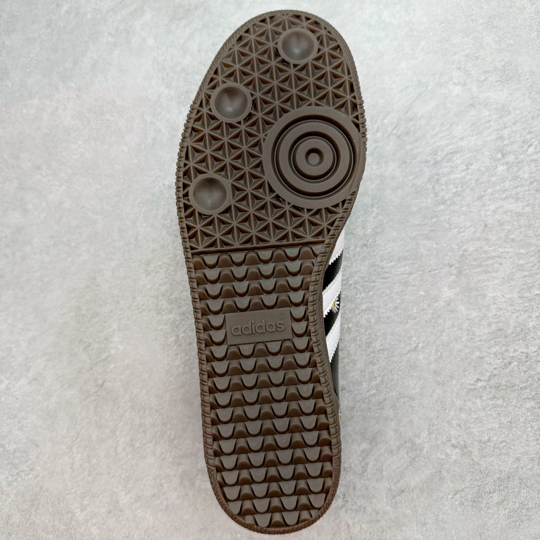 图片[9]-＃PB福利特价 FACE x Atmos x AD Original Samba OG 桑巴复古经典轻便板鞋 三方联名黑白 H03848 口碑大厂出品 品控大底版型不断改良更新 全套原纸板楦头开发 确保原汁原味 完美呈现桑巴版型 一比一鞋头弧度高度鞋身弧度 此版本只针对中端市场 皮料材质有所更替 其他数据细节工艺流程均保持一致 绝不口嗨 细节品控鞋型随意对比 正确烫金高频细节 原装纳米超迁皮料 独家私模橡胶大底 原盒原配 这款桑巴鞋展示了高质量的工艺 带有装饰的超锁缝制和无缝的手感 柔软、柔软的皮革造型和标志性的3条纹完成了精致的外观 正规合身鞋带 鞋面上有绒面鞋垫 橡胶鞋底 享受正畸套筒软感 自50年代首次亮相以来就一直在赢得粉丝的青睐 尺码：36 36.5 37.5 38 38.5 39 40 40.5 41 42 42.5 43 44 44.5 45 46-选品中心