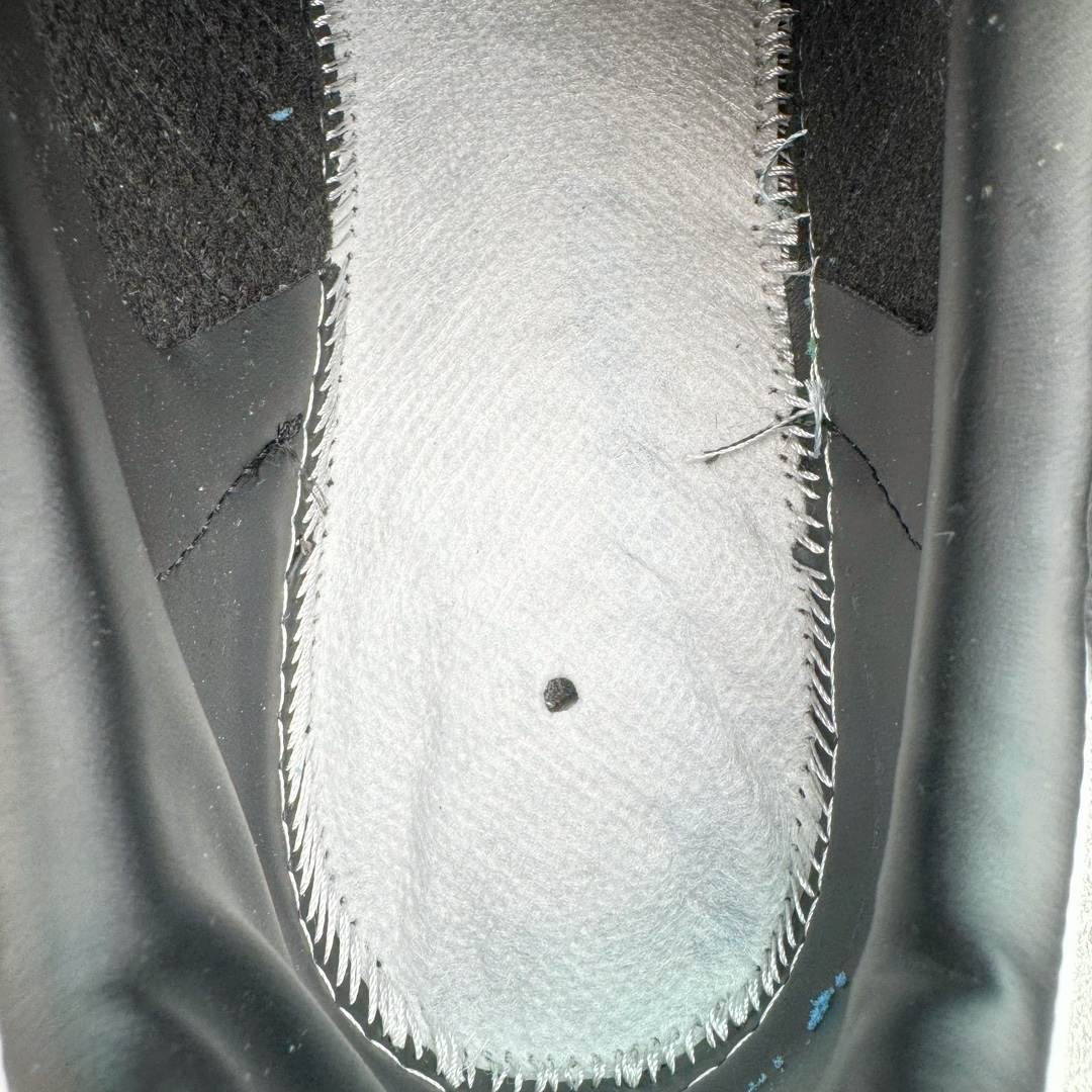 图片[11]-＃PB福利特价 FACE x Atmos x AD Original Samba OG 桑巴复古经典轻便板鞋 三方联名黑白 H03848 口碑大厂出品 品控大底版型不断改良更新 全套原纸板楦头开发 确保原汁原味 完美呈现桑巴版型 一比一鞋头弧度高度鞋身弧度 此版本只针对中端市场 皮料材质有所更替 其他数据细节工艺流程均保持一致 绝不口嗨 细节品控鞋型随意对比 正确烫金高频细节 原装纳米超迁皮料 独家私模橡胶大底 原盒原配 这款桑巴鞋展示了高质量的工艺 带有装饰的超锁缝制和无缝的手感 柔软、柔软的皮革造型和标志性的3条纹完成了精致的外观 正规合身鞋带 鞋面上有绒面鞋垫 橡胶鞋底 享受正畸套筒软感 自50年代首次亮相以来就一直在赢得粉丝的青睐 尺码：36 36.5 37.5 38 38.5 39 40 40.5 41 42 42.5 43 44 44.5 45 46-选品中心