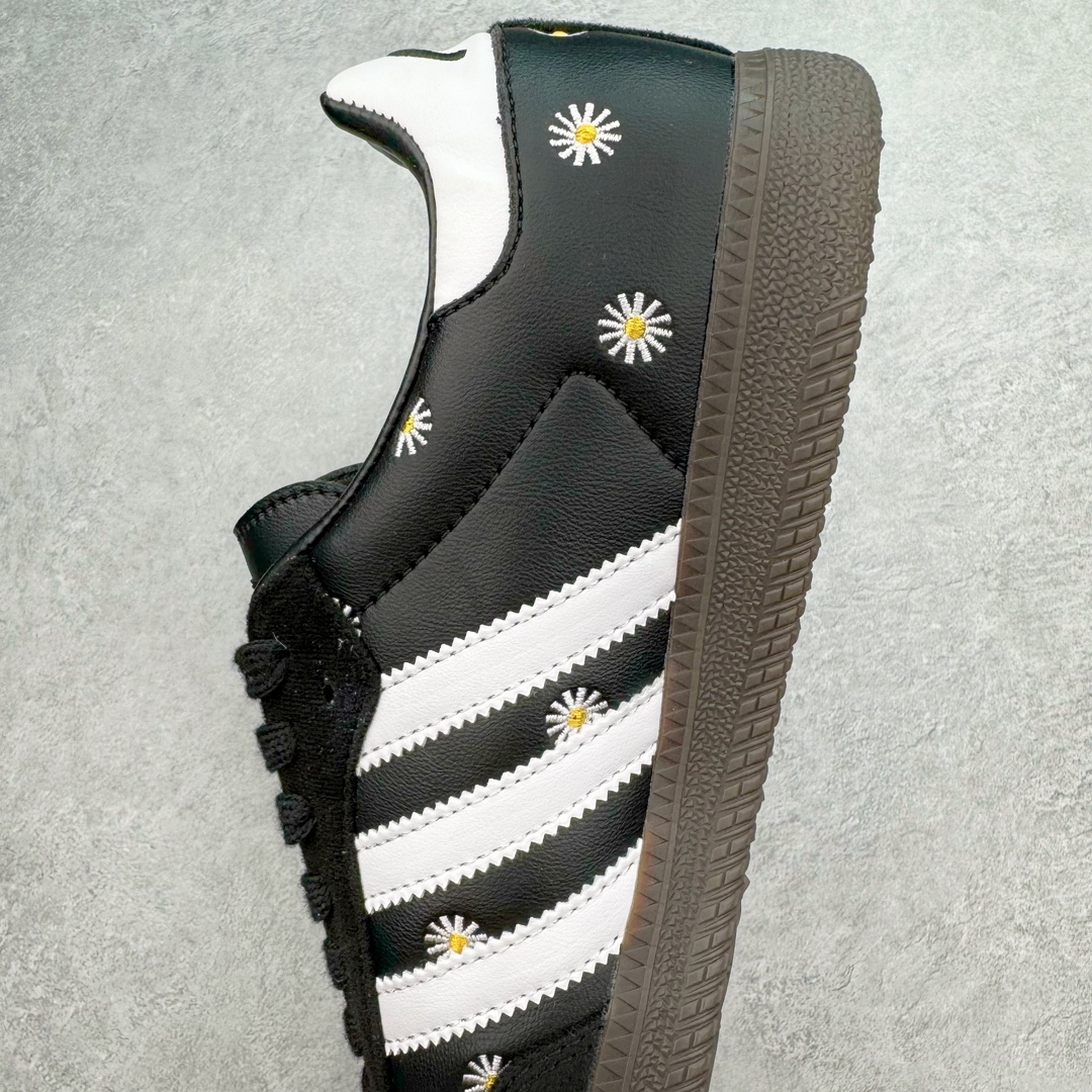 图片[7]-＃PB福利特价 FACE x Atmos x AD Original Samba OG 桑巴复古经典轻便板鞋 三方联名黑白 H03848 口碑大厂出品 品控大底版型不断改良更新 全套原纸板楦头开发 确保原汁原味 完美呈现桑巴版型 一比一鞋头弧度高度鞋身弧度 此版本只针对中端市场 皮料材质有所更替 其他数据细节工艺流程均保持一致 绝不口嗨 细节品控鞋型随意对比 正确烫金高频细节 原装纳米超迁皮料 独家私模橡胶大底 原盒原配 这款桑巴鞋展示了高质量的工艺 带有装饰的超锁缝制和无缝的手感 柔软、柔软的皮革造型和标志性的3条纹完成了精致的外观 正规合身鞋带 鞋面上有绒面鞋垫 橡胶鞋底 享受正畸套筒软感 自50年代首次亮相以来就一直在赢得粉丝的青睐 尺码：36 36.5 37.5 38 38.5 39 40 40.5 41 42 42.5 43 44 44.5 45 46-选品中心
