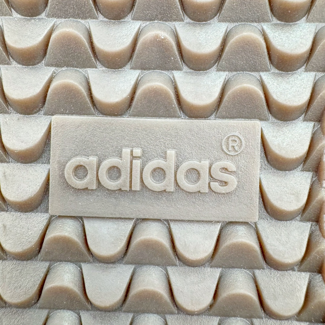 图片[19]-＃PB福利特价 FACE x Atmos x AD Original Samba OG 桑巴复古经典轻便板鞋 三方联名黑白 H03848 口碑大厂出品 品控大底版型不断改良更新 全套原纸板楦头开发 确保原汁原味 完美呈现桑巴版型 一比一鞋头弧度高度鞋身弧度 此版本只针对中端市场 皮料材质有所更替 其他数据细节工艺流程均保持一致 绝不口嗨 细节品控鞋型随意对比 正确烫金高频细节 原装纳米超迁皮料 独家私模橡胶大底 原盒原配 这款桑巴鞋展示了高质量的工艺 带有装饰的超锁缝制和无缝的手感 柔软、柔软的皮革造型和标志性的3条纹完成了精致的外观 正规合身鞋带 鞋面上有绒面鞋垫 橡胶鞋底 享受正畸套筒软感 自50年代首次亮相以来就一直在赢得粉丝的青睐 尺码：36 36.5 37.5 38 38.5 39 40 40.5 41 42 42.5 43 44 44.5 45 46-选品中心