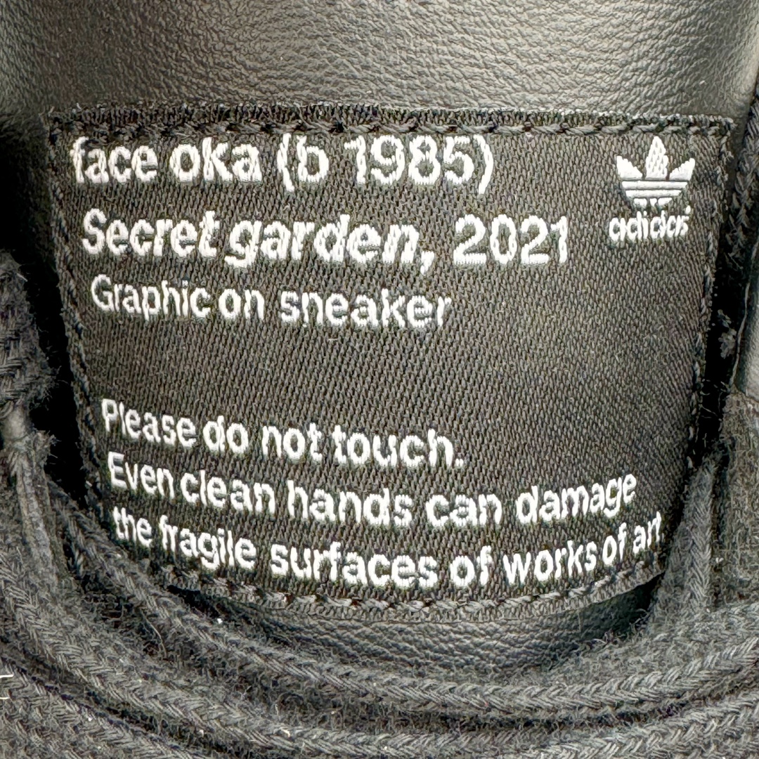 图片[13]-＃PB福利特价 FACE x Atmos x AD Original Samba OG 桑巴复古经典轻便板鞋 三方联名黑白 H03848 口碑大厂出品 品控大底版型不断改良更新 全套原纸板楦头开发 确保原汁原味 完美呈现桑巴版型 一比一鞋头弧度高度鞋身弧度 此版本只针对中端市场 皮料材质有所更替 其他数据细节工艺流程均保持一致 绝不口嗨 细节品控鞋型随意对比 正确烫金高频细节 原装纳米超迁皮料 独家私模橡胶大底 原盒原配 这款桑巴鞋展示了高质量的工艺 带有装饰的超锁缝制和无缝的手感 柔软、柔软的皮革造型和标志性的3条纹完成了精致的外观 正规合身鞋带 鞋面上有绒面鞋垫 橡胶鞋底 享受正畸套筒软感 自50年代首次亮相以来就一直在赢得粉丝的青睐 尺码：36 36.5 37.5 38 38.5 39 40 40.5 41 42 42.5 43 44 44.5 45 46-选品中心