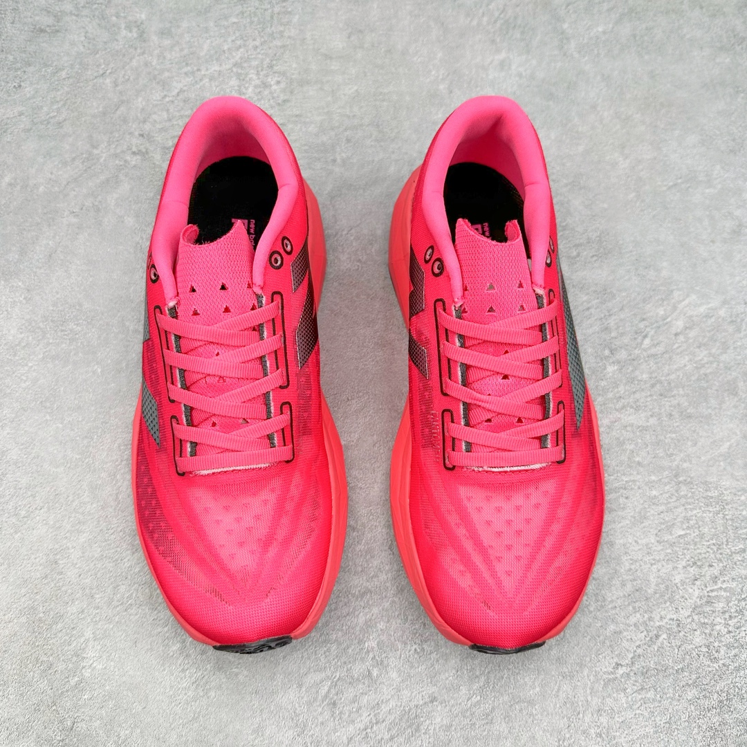 图片[2]-＃C版 NEW BALANCE Rebel FuelCell Rebel V4 舒适时尚织物减震耐磨低帮马拉松轻量化跑步鞋 NB新百伦于 2019 年夏天首次发布了 Rebel 在制鞋业仍在向强调能量回报的弹力泡沫转变的时候 Rebel 确实是一个叛逆者 快进到 2024 年 Rebel v4 承诺通过重新配制的中底化合物和更高的堆叠高度提供更轻、更有弹性的跑步体验 就像New Balance SC Elite v4一样 Rebel v4 提供了完全重新设计的中底化合物 最新的混合物将 New Balance 专有的 FuelCell 泡沫（TPU 和 EVA 的混合物）与 PEBA 泡沫相结合 带来更弹跳的跑步体验 PEBA是一种超轻 高性能的泡沫 通常出现在镀碳超级鞋中 New Balance Rebel v4、ASICS Novablast 4和Brooks Hyperion Max都是精力充沛的无电镀运动鞋 在速度锻炼和快节奏中大放异彩 这三款鞋都依靠它们的中底泡沫和轻微的摇杆形状来创造一种向前滚动的感觉 而且虽然这些鞋子在堆叠高度和重量方面各不相同 但它们提供了相似的软硬比例 有足够的流行力来加快步伐 尺码：36 37 37.5 38 38.5 39.5 40 40.5 41.5 42 42.5 43 44 45-选品中心