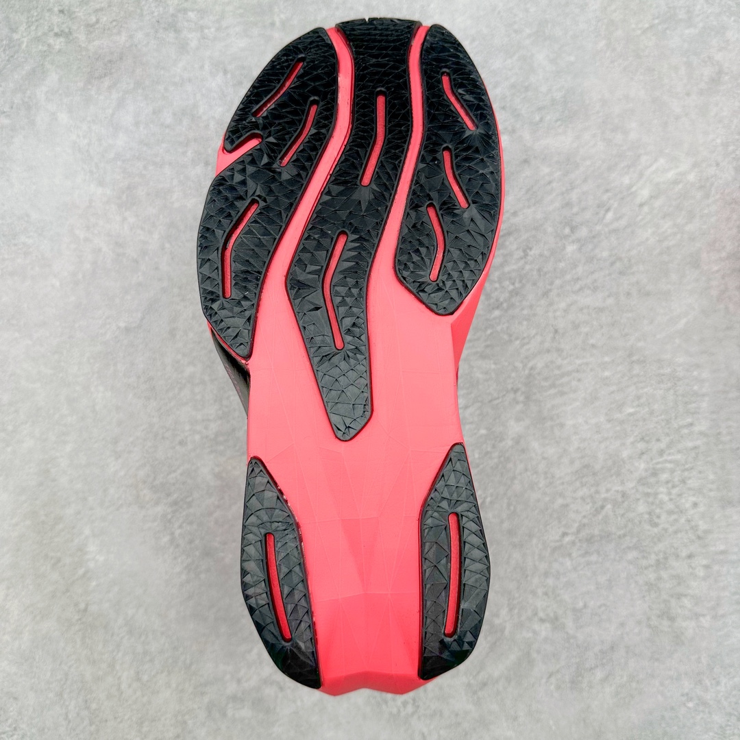 图片[9]-＃C版 NEW BALANCE Rebel FuelCell Rebel V4 舒适时尚织物减震耐磨低帮马拉松轻量化跑步鞋 NB新百伦于 2019 年夏天首次发布了 Rebel 在制鞋业仍在向强调能量回报的弹力泡沫转变的时候 Rebel 确实是一个叛逆者 快进到 2024 年 Rebel v4 承诺通过重新配制的中底化合物和更高的堆叠高度提供更轻、更有弹性的跑步体验 就像New Balance SC Elite v4一样 Rebel v4 提供了完全重新设计的中底化合物 最新的混合物将 New Balance 专有的 FuelCell 泡沫（TPU 和 EVA 的混合物）与 PEBA 泡沫相结合 带来更弹跳的跑步体验 PEBA是一种超轻 高性能的泡沫 通常出现在镀碳超级鞋中 New Balance Rebel v4、ASICS Novablast 4和Brooks Hyperion Max都是精力充沛的无电镀运动鞋 在速度锻炼和快节奏中大放异彩 这三款鞋都依靠它们的中底泡沫和轻微的摇杆形状来创造一种向前滚动的感觉 而且虽然这些鞋子在堆叠高度和重量方面各不相同 但它们提供了相似的软硬比例 有足够的流行力来加快步伐 尺码：36 37 37.5 38 38.5 39.5 40 40.5 41.5 42 42.5 43 44 45-选品中心