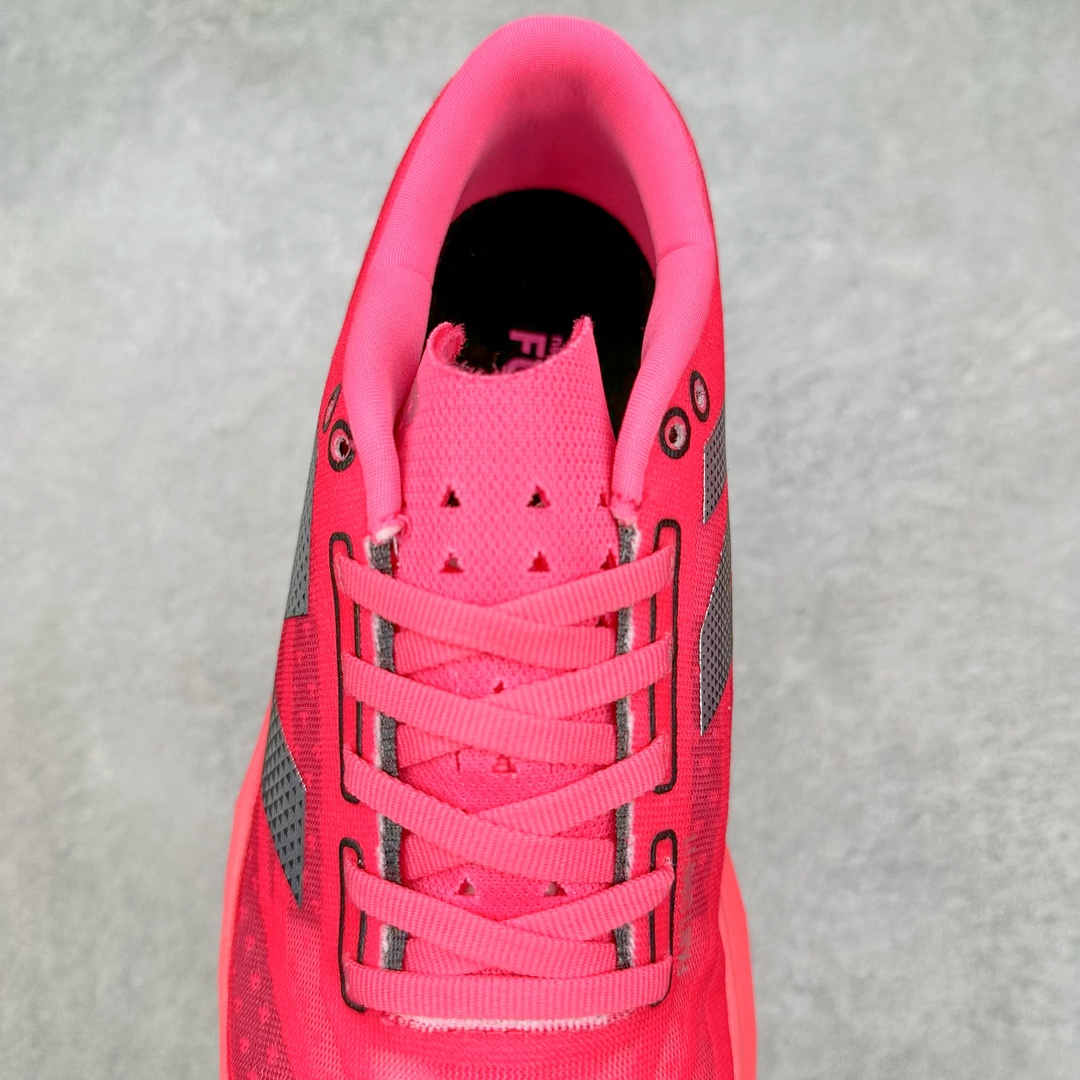 图片[5]-＃C版 NEW BALANCE Rebel FuelCell Rebel V4 舒适时尚织物减震耐磨低帮马拉松轻量化跑步鞋 NB新百伦于 2019 年夏天首次发布了 Rebel 在制鞋业仍在向强调能量回报的弹力泡沫转变的时候 Rebel 确实是一个叛逆者 快进到 2024 年 Rebel v4 承诺通过重新配制的中底化合物和更高的堆叠高度提供更轻、更有弹性的跑步体验 就像New Balance SC Elite v4一样 Rebel v4 提供了完全重新设计的中底化合物 最新的混合物将 New Balance 专有的 FuelCell 泡沫（TPU 和 EVA 的混合物）与 PEBA 泡沫相结合 带来更弹跳的跑步体验 PEBA是一种超轻 高性能的泡沫 通常出现在镀碳超级鞋中 New Balance Rebel v4、ASICS Novablast 4和Brooks Hyperion Max都是精力充沛的无电镀运动鞋 在速度锻炼和快节奏中大放异彩 这三款鞋都依靠它们的中底泡沫和轻微的摇杆形状来创造一种向前滚动的感觉 而且虽然这些鞋子在堆叠高度和重量方面各不相同 但它们提供了相似的软硬比例 有足够的流行力来加快步伐 尺码：36 37 37.5 38 38.5 39.5 40 40.5 41.5 42 42.5 43 44 45-选品中心