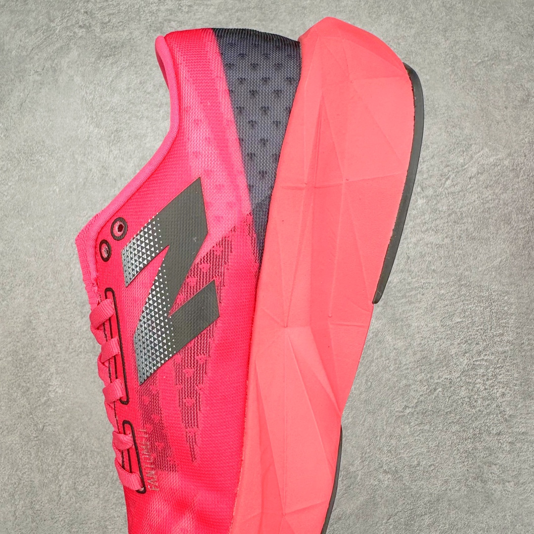 图片[7]-＃C版 NEW BALANCE Rebel FuelCell Rebel V4 舒适时尚织物减震耐磨低帮马拉松轻量化跑步鞋 NB新百伦于 2019 年夏天首次发布了 Rebel 在制鞋业仍在向强调能量回报的弹力泡沫转变的时候 Rebel 确实是一个叛逆者 快进到 2024 年 Rebel v4 承诺通过重新配制的中底化合物和更高的堆叠高度提供更轻、更有弹性的跑步体验 就像New Balance SC Elite v4一样 Rebel v4 提供了完全重新设计的中底化合物 最新的混合物将 New Balance 专有的 FuelCell 泡沫（TPU 和 EVA 的混合物）与 PEBA 泡沫相结合 带来更弹跳的跑步体验 PEBA是一种超轻 高性能的泡沫 通常出现在镀碳超级鞋中 New Balance Rebel v4、ASICS Novablast 4和Brooks Hyperion Max都是精力充沛的无电镀运动鞋 在速度锻炼和快节奏中大放异彩 这三款鞋都依靠它们的中底泡沫和轻微的摇杆形状来创造一种向前滚动的感觉 而且虽然这些鞋子在堆叠高度和重量方面各不相同 但它们提供了相似的软硬比例 有足够的流行力来加快步伐 尺码：36 37 37.5 38 38.5 39.5 40 40.5 41.5 42 42.5 43 44 45-选品中心