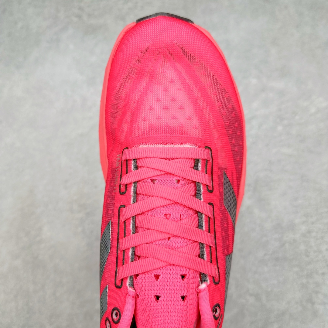 图片[4]-＃C版 NEW BALANCE Rebel FuelCell Rebel V4 舒适时尚织物减震耐磨低帮马拉松轻量化跑步鞋 NB新百伦于 2019 年夏天首次发布了 Rebel 在制鞋业仍在向强调能量回报的弹力泡沫转变的时候 Rebel 确实是一个叛逆者 快进到 2024 年 Rebel v4 承诺通过重新配制的中底化合物和更高的堆叠高度提供更轻、更有弹性的跑步体验 就像New Balance SC Elite v4一样 Rebel v4 提供了完全重新设计的中底化合物 最新的混合物将 New Balance 专有的 FuelCell 泡沫（TPU 和 EVA 的混合物）与 PEBA 泡沫相结合 带来更弹跳的跑步体验 PEBA是一种超轻 高性能的泡沫 通常出现在镀碳超级鞋中 New Balance Rebel v4、ASICS Novablast 4和Brooks Hyperion Max都是精力充沛的无电镀运动鞋 在速度锻炼和快节奏中大放异彩 这三款鞋都依靠它们的中底泡沫和轻微的摇杆形状来创造一种向前滚动的感觉 而且虽然这些鞋子在堆叠高度和重量方面各不相同 但它们提供了相似的软硬比例 有足够的流行力来加快步伐 尺码：36 37 37.5 38 38.5 39.5 40 40.5 41.5 42 42.5 43 44 45-选品中心