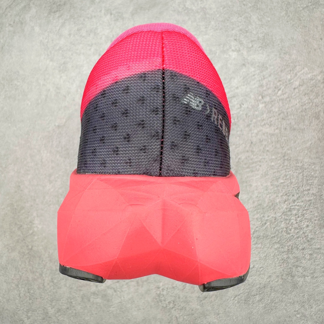 图片[8]-＃C版 NEW BALANCE Rebel FuelCell Rebel V4 舒适时尚织物减震耐磨低帮马拉松轻量化跑步鞋 NB新百伦于 2019 年夏天首次发布了 Rebel 在制鞋业仍在向强调能量回报的弹力泡沫转变的时候 Rebel 确实是一个叛逆者 快进到 2024 年 Rebel v4 承诺通过重新配制的中底化合物和更高的堆叠高度提供更轻、更有弹性的跑步体验 就像New Balance SC Elite v4一样 Rebel v4 提供了完全重新设计的中底化合物 最新的混合物将 New Balance 专有的 FuelCell 泡沫（TPU 和 EVA 的混合物）与 PEBA 泡沫相结合 带来更弹跳的跑步体验 PEBA是一种超轻 高性能的泡沫 通常出现在镀碳超级鞋中 New Balance Rebel v4、ASICS Novablast 4和Brooks Hyperion Max都是精力充沛的无电镀运动鞋 在速度锻炼和快节奏中大放异彩 这三款鞋都依靠它们的中底泡沫和轻微的摇杆形状来创造一种向前滚动的感觉 而且虽然这些鞋子在堆叠高度和重量方面各不相同 但它们提供了相似的软硬比例 有足够的流行力来加快步伐 尺码：36 37 37.5 38 38.5 39.5 40 40.5 41.5 42 42.5 43 44 45-选品中心