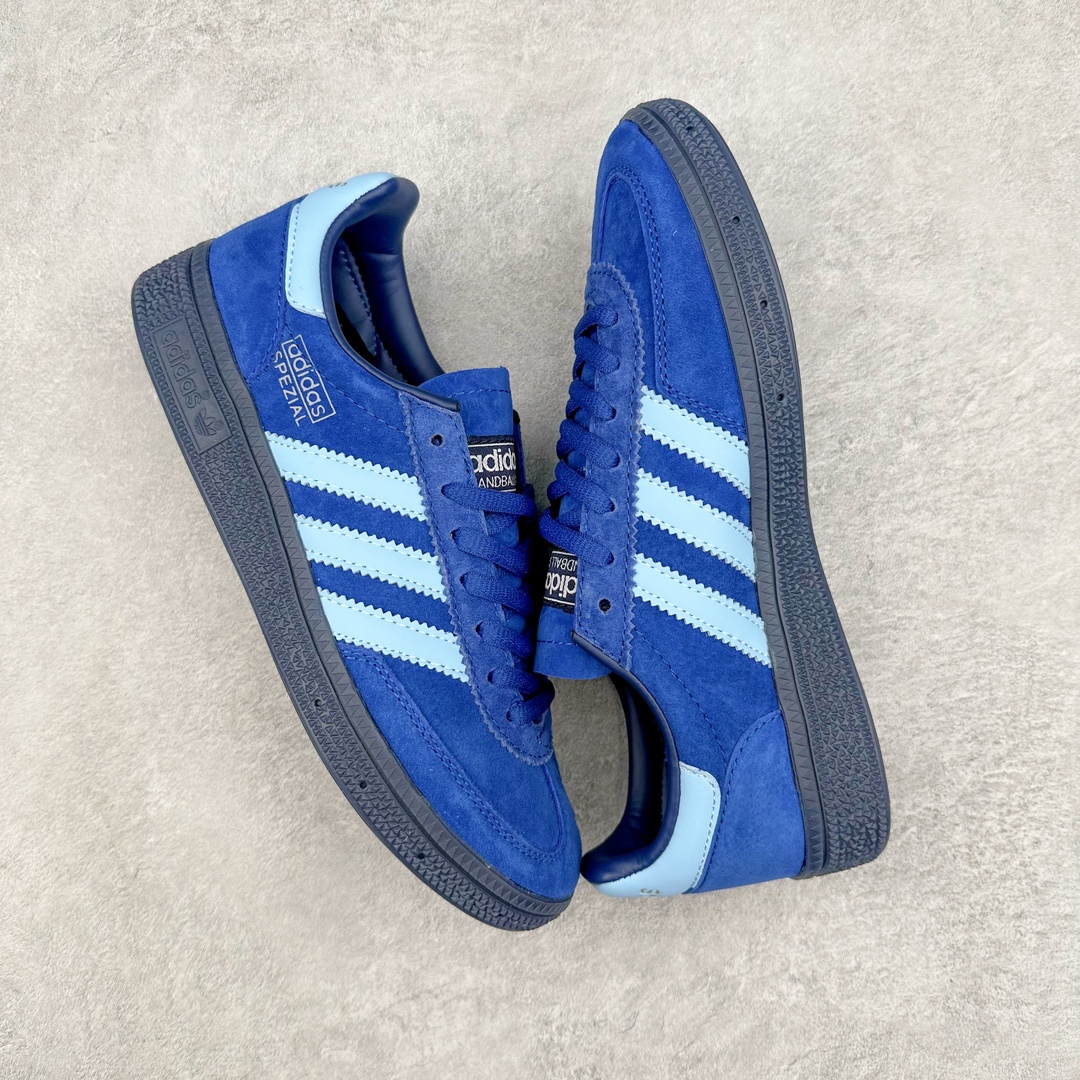 图片[3]-AD Originals Handball SPZL 手球运动员系列百搭休闲运动板鞋 GW2246 这款来自阿迪达斯的这款HANDBALL SPZL前身是一双手球运动鞋，这一次拿来复刻，所以鞋面的主要色彩选用了黑色， 鞋面外侧除了Spezial字母之外还有三叶草标志。Handball SPZL作为复古手球训练鞋与作为室内足球鞋的Samba有着异曲同工之处，但是质感更为出众的鞋身以及丰富的配色选择比起Samba来讲可以说是更胜一筹了！尺码：36 36⅔ 37⅓ 38 38⅔ 39⅓ 40 40⅔ 41⅓ 42 42⅔ 43⅓ 44 45-选品中心
