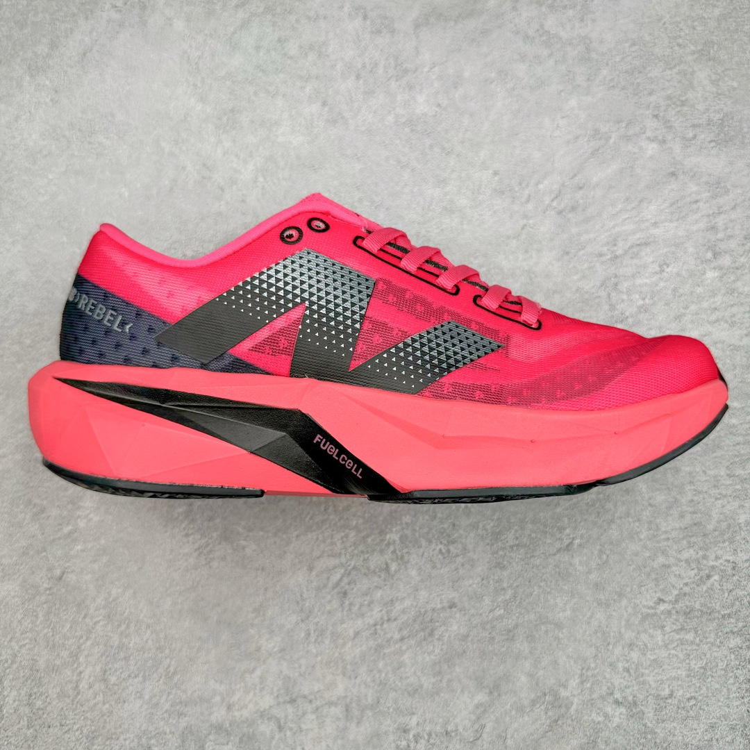 ＃C版 NEW BALANCE Rebel FuelCell Rebel V4 舒适时尚织物减震耐磨低帮马拉松轻量化跑步鞋 NB新百伦于 2019 年夏天首次发布了 Rebel 在制鞋业仍在向强调能量回报的弹力泡沫转变的时候 Rebel 确实是一个叛逆者 快进到 2024 年 Rebel v4 承诺通过重新配制的中底化合物和更高的堆叠高度提供更轻、更有弹性的跑步体验 就像New Balance SC Elite v4一样 Rebel v4 提供了完全重新设计的中底化合物 最新的混合物将 New Balance 专有的 FuelCell 泡沫（TPU 和 EVA 的混合物）与 PEBA 泡沫相结合 带来更弹跳的跑步体验 PEBA是一种超轻 高性能的泡沫 通常出现在镀碳超级鞋中 New Balance Rebel v4、ASICS Novablast 4和Brooks Hyperion Max都是精力充沛的无电镀运动鞋 在速度锻炼和快节奏中大放异彩 这三款鞋都依靠它们的中底泡沫和轻微的摇杆形状来创造一种向前滚动的感觉 而且虽然这些鞋子在堆叠高度和重量方面各不相同 但它们提供了相似的软硬比例 有足够的流行力来加快步伐 尺码：36 37 37.5 38 38.5 39.5 40 40.5 41.5 42 42.5 43 44 45-选品中心
