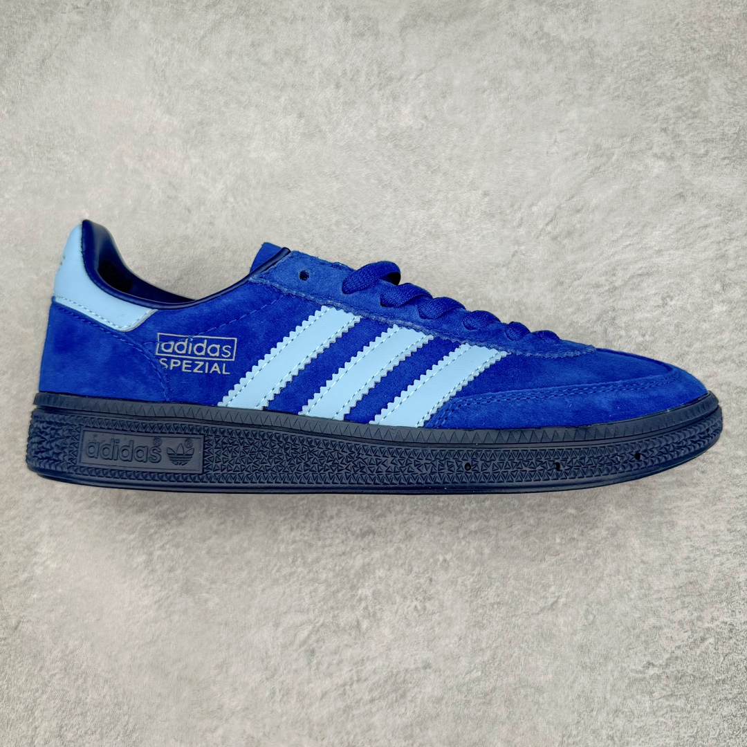 AD Originals Handball SPZL 手球运动员系列百搭休闲运动板鞋 GW2246 这款来自阿迪达斯的这款HANDBALL SPZL前身是一双手球运动鞋，这一次拿来复刻，所以鞋面的主要色彩选用了黑色， 鞋面外侧除了Spezial字母之外还有三叶草标志。Handball SPZL作为复古手球训练鞋与作为室内足球鞋的Samba有着异曲同工之处，但是质感更为出众的鞋身以及丰富的配色选择比起Samba来讲可以说是更胜一筹了！尺码：36 36⅔ 37⅓ 38 38⅔ 39⅓ 40 40⅔ 41⅓ 42 42⅔ 43⅓ 44 45-选品中心