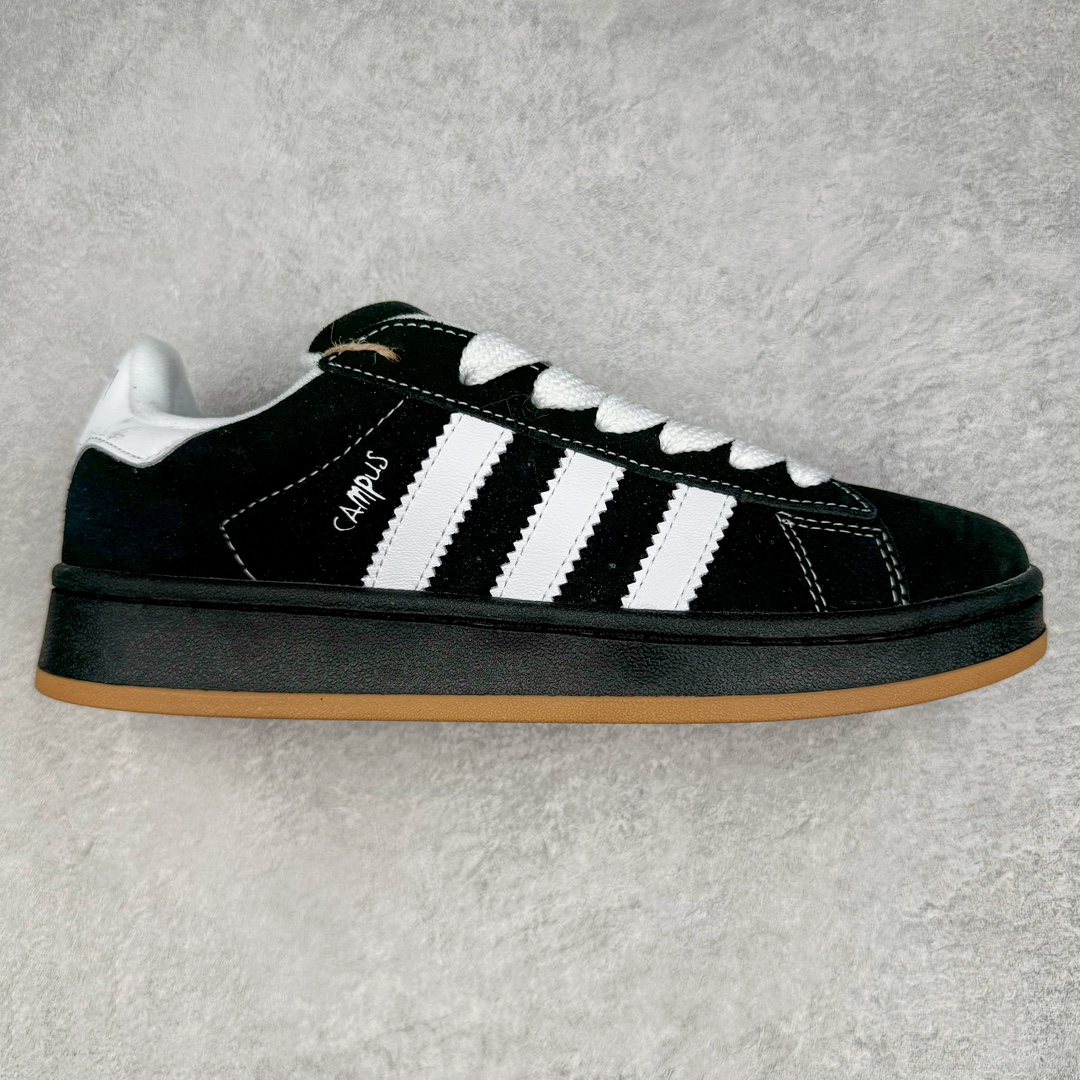 AD Originals Campus 00s 学院系列面包风经典复古低帮百搭休闲运动板鞋 IG0792 这次 Originals 选择了以经典复古鞋型 Campus 为蓝本打造全新面包鞋 这款鞋型联名不断 冠希当年对它更是钟爱有加 论牌面丝毫不输贝壳头、Forum 等大热鞋型 这次 Campus 一改 80 年代的瘦长造型 鞋舌、鞋身、鞋底甚至细节都变大了 营造出千禧年前后流行的面包鞋宽大廓形 因此鞋名改为 Campus 00s 鞋身采用绒面皮料搭配白色常规皮革 质感上还是延续了经典 Campus 的设计 鞋舌填充更加饱满 让鞋款整体看起来更加圆润 搭配上这款浅蓝配色 「蓝胖子」造型真的很可爱 鞋舌还加入了与以往 Campus 不同的全新三叶草 Logo 令造型更具千禧气息 鞋带也采用了加宽的设计 如果你不喜欢 这次还附送了传统鞋带可以替换 鞋底采用了米黄做旧设计 凸显鞋款的复古年代感 除了清新可人的浅蓝配色 还有一款酷灰配色 造型更加硬朗复古 而且相比浅蓝配色更加耐脏 尺码：36 36⅔ 37⅓ 38 38⅔ 39⅓ 40 40⅔ 41⅓ 42 42⅔ 43⅓ 44 45-选品中心