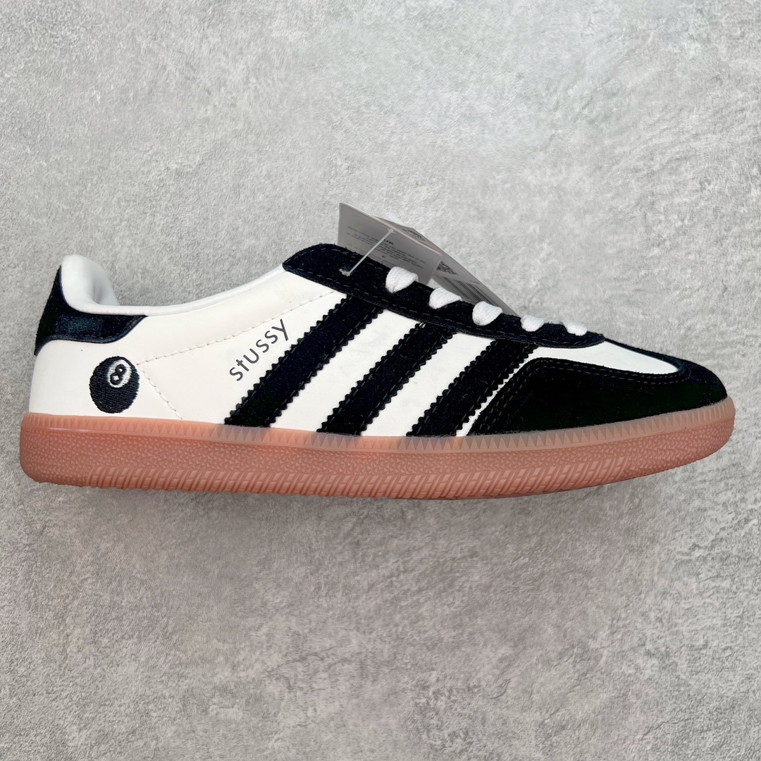 AD Original Samba OG 复古经典轻便板鞋 DM6447 这款桑巴鞋展示了高质量的工艺 带有装饰的超锁缝制和无缝的手感 柔软、柔软的皮革造型和标志性的3条纹完成了精致的外观 正规合身鞋带 鞋面上有绒面鞋垫 橡胶鞋底 享受正畸套筒软感 自50年代首次亮相以来就一直在赢得粉丝的青睐 尺码：36 36.5 37.5 38 38.5 39 40 40.5 41 42 42.5 43 44 44.5 45-选品中心