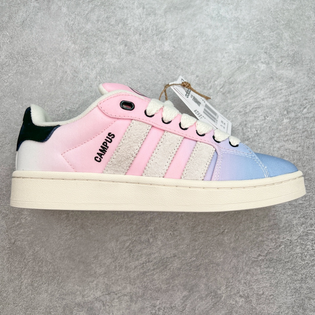 ＃C版纯原 AD Originals Campus 00s 学院系列面包风经典复古低帮百搭休闲运动板鞋 IH2494 原鞋开发 正确版型 市面唯一全鞋采用原厂头层SD皮料 正确宽版鞋盒 清洁度完美 诠释最高工艺 这次 Originals 选择了以经典复古鞋型 Campus 为蓝本打造全新面包鞋 这款鞋型联名不断 冠希当年对它更是钟爱有加 论牌面丝毫不输贝壳头、Forum 等大热鞋型 这次 Campus 一改 80 年代的瘦长造型 鞋舌、鞋身、鞋底甚至细节都变大了 营造出千禧年前后流行的面包鞋宽大廓形 因此鞋名改为 Campus 00s 鞋身采用绒面皮料搭配白色常规皮革 质感上还是延续了经典 Campus 的设计 鞋舌填充更加饱满 让鞋款整体看起来更加圆润 搭配上这款浅蓝配色 「蓝胖子」造型真的很可爱 鞋舌还加入了与以往 Campus 不同的全新三叶草 Logo 令造型更具千禧气息 鞋带也采用了加宽的设计 如果你不喜欢 这次还附送了传统鞋带可以替换 鞋底采用了米黄做旧设计 凸显鞋款的复古年代感 除了清新可人的浅蓝配色 还有一款酷灰配色 造型更加硬朗复古 而且相比浅蓝配色更加耐脏 尺码：36 36⅔ 37⅓ 38 38⅔ 39⅓ 40 40⅔ 41⅓ 42 42⅔ 43⅓ 44 44 ⅓ 45-选品中心