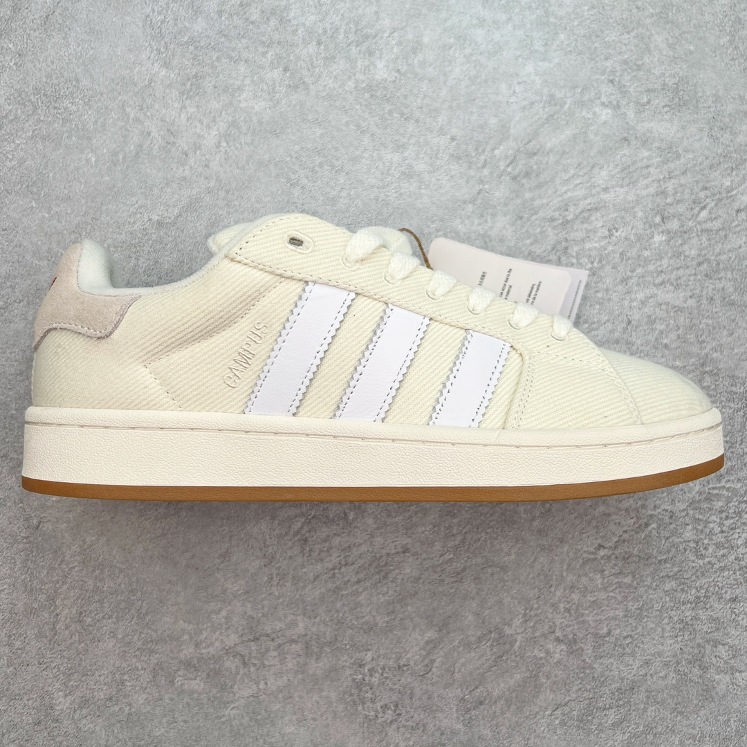 ＃C版纯原 AD Originals Campus 00s 学院系列面包风经典复古低帮百搭休闲运动板鞋 ID2070 原鞋开发 正确版型 市面唯一全鞋采用原厂头层SD皮料 正确宽版鞋盒 清洁度完美 诠释最高工艺 这次 Originals 选择了以经典复古鞋型 Campus 为蓝本打造全新面包鞋 这款鞋型联名不断 冠希当年对它更是钟爱有加 论牌面丝毫不输贝壳头、Forum 等大热鞋型 这次 Campus 一改 80 年代的瘦长造型 鞋舌、鞋身、鞋底甚至细节都变大了 营造出千禧年前后流行的面包鞋宽大廓形 因此鞋名改为 Campus 00s 鞋身采用绒面皮料搭配白色常规皮革 质感上还是延续了经典 Campus 的设计 鞋舌填充更加饱满 让鞋款整体看起来更加圆润 搭配上这款浅蓝配色 「蓝胖子」造型真的很可爱 鞋舌还加入了与以往 Campus 不同的全新三叶草 Logo 令造型更具千禧气息 鞋带也采用了加宽的设计 如果你不喜欢 这次还附送了传统鞋带可以替换 鞋底采用了米黄做旧设计 凸显鞋款的复古年代感 除了清新可人的浅蓝配色 还有一款酷灰配色 造型更加硬朗复古 而且相比浅蓝配色更加耐脏 尺码：36 36⅔ 37⅓ 38 38⅔ 39⅓ 40 40⅔ 41⅓ 42 42⅔ 43⅓ 44 44 ⅓ 45-选品中心