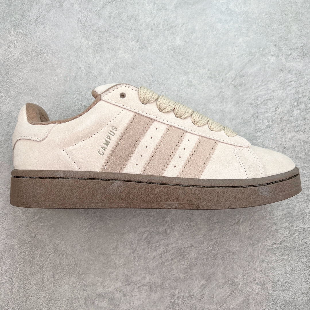 ＃C版纯原 AD Originals Campus 00s 学院系列面包风经典复古低帮百搭休闲运动板鞋 ID3425 原鞋开发 正确版型 市面唯一全鞋采用原厂头层SD皮料 正确宽版鞋盒 清洁度完美 诠释最高工艺 这次 Originals 选择了以经典复古鞋型 Campus 为蓝本打造全新面包鞋 这款鞋型联名不断 冠希当年对它更是钟爱有加 论牌面丝毫不输贝壳头、Forum 等大热鞋型 这次 Campus 一改 80 年代的瘦长造型 鞋舌、鞋身、鞋底甚至细节都变大了 营造出千禧年前后流行的面包鞋宽大廓形 因此鞋名改为 Campus 00s 鞋身采用绒面皮料搭配白色常规皮革 质感上还是延续了经典 Campus 的设计 鞋舌填充更加饱满 让鞋款整体看起来更加圆润 搭配上这款浅蓝配色 「蓝胖子」造型真的很可爱 鞋舌还加入了与以往 Campus 不同的全新三叶草 Logo 令造型更具千禧气息 鞋带也采用了加宽的设计 如果你不喜欢 这次还附送了传统鞋带可以替换 鞋底采用了米黄做旧设计 凸显鞋款的复古年代感 除了清新可人的浅蓝配色 还有一款酷灰配色 造型更加硬朗复古 而且相比浅蓝配色更加耐脏 尺码：36 36⅔ 37⅓ 38 38⅔ 39⅓ 40 40⅔ 41⅓ 42 42⅔ 43⅓ 44 44 ⅓ 45-选品中心