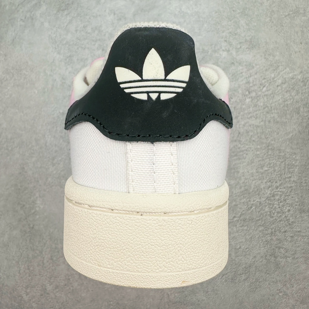 图片[8]-＃C版纯原 AD Originals Campus 00s 学院系列面包风经典复古低帮百搭休闲运动板鞋 IH2494 原鞋开发 正确版型 市面唯一全鞋采用原厂头层SD皮料 正确宽版鞋盒 清洁度完美 诠释最高工艺 这次 Originals 选择了以经典复古鞋型 Campus 为蓝本打造全新面包鞋 这款鞋型联名不断 冠希当年对它更是钟爱有加 论牌面丝毫不输贝壳头、Forum 等大热鞋型 这次 Campus 一改 80 年代的瘦长造型 鞋舌、鞋身、鞋底甚至细节都变大了 营造出千禧年前后流行的面包鞋宽大廓形 因此鞋名改为 Campus 00s 鞋身采用绒面皮料搭配白色常规皮革 质感上还是延续了经典 Campus 的设计 鞋舌填充更加饱满 让鞋款整体看起来更加圆润 搭配上这款浅蓝配色 「蓝胖子」造型真的很可爱 鞋舌还加入了与以往 Campus 不同的全新三叶草 Logo 令造型更具千禧气息 鞋带也采用了加宽的设计 如果你不喜欢 这次还附送了传统鞋带可以替换 鞋底采用了米黄做旧设计 凸显鞋款的复古年代感 除了清新可人的浅蓝配色 还有一款酷灰配色 造型更加硬朗复古 而且相比浅蓝配色更加耐脏 尺码：36 36⅔ 37⅓ 38 38⅔ 39⅓ 40 40⅔ 41⅓ 42 42⅔ 43⅓ 44 44 ⅓ 45-选品中心