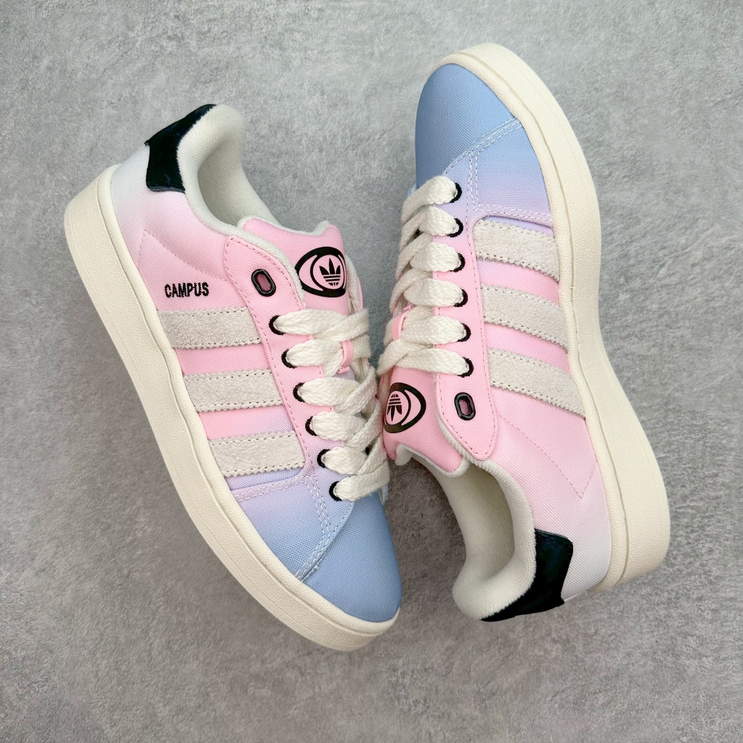 图片[3]-＃C版纯原 AD Originals Campus 00s 学院系列面包风经典复古低帮百搭休闲运动板鞋 IH2494 原鞋开发 正确版型 市面唯一全鞋采用原厂头层SD皮料 正确宽版鞋盒 清洁度完美 诠释最高工艺 这次 Originals 选择了以经典复古鞋型 Campus 为蓝本打造全新面包鞋 这款鞋型联名不断 冠希当年对它更是钟爱有加 论牌面丝毫不输贝壳头、Forum 等大热鞋型 这次 Campus 一改 80 年代的瘦长造型 鞋舌、鞋身、鞋底甚至细节都变大了 营造出千禧年前后流行的面包鞋宽大廓形 因此鞋名改为 Campus 00s 鞋身采用绒面皮料搭配白色常规皮革 质感上还是延续了经典 Campus 的设计 鞋舌填充更加饱满 让鞋款整体看起来更加圆润 搭配上这款浅蓝配色 「蓝胖子」造型真的很可爱 鞋舌还加入了与以往 Campus 不同的全新三叶草 Logo 令造型更具千禧气息 鞋带也采用了加宽的设计 如果你不喜欢 这次还附送了传统鞋带可以替换 鞋底采用了米黄做旧设计 凸显鞋款的复古年代感 除了清新可人的浅蓝配色 还有一款酷灰配色 造型更加硬朗复古 而且相比浅蓝配色更加耐脏 尺码：36 36⅔ 37⅓ 38 38⅔ 39⅓ 40 40⅔ 41⅓ 42 42⅔ 43⅓ 44 44 ⅓ 45-选品中心