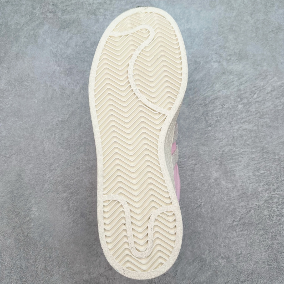 图片[9]-＃C版纯原 AD Originals Campus 00s 学院系列面包风经典复古低帮百搭休闲运动板鞋 IH2494 原鞋开发 正确版型 市面唯一全鞋采用原厂头层SD皮料 正确宽版鞋盒 清洁度完美 诠释最高工艺 这次 Originals 选择了以经典复古鞋型 Campus 为蓝本打造全新面包鞋 这款鞋型联名不断 冠希当年对它更是钟爱有加 论牌面丝毫不输贝壳头、Forum 等大热鞋型 这次 Campus 一改 80 年代的瘦长造型 鞋舌、鞋身、鞋底甚至细节都变大了 营造出千禧年前后流行的面包鞋宽大廓形 因此鞋名改为 Campus 00s 鞋身采用绒面皮料搭配白色常规皮革 质感上还是延续了经典 Campus 的设计 鞋舌填充更加饱满 让鞋款整体看起来更加圆润 搭配上这款浅蓝配色 「蓝胖子」造型真的很可爱 鞋舌还加入了与以往 Campus 不同的全新三叶草 Logo 令造型更具千禧气息 鞋带也采用了加宽的设计 如果你不喜欢 这次还附送了传统鞋带可以替换 鞋底采用了米黄做旧设计 凸显鞋款的复古年代感 除了清新可人的浅蓝配色 还有一款酷灰配色 造型更加硬朗复古 而且相比浅蓝配色更加耐脏 尺码：36 36⅔ 37⅓ 38 38⅔ 39⅓ 40 40⅔ 41⅓ 42 42⅔ 43⅓ 44 44 ⅓ 45-选品中心