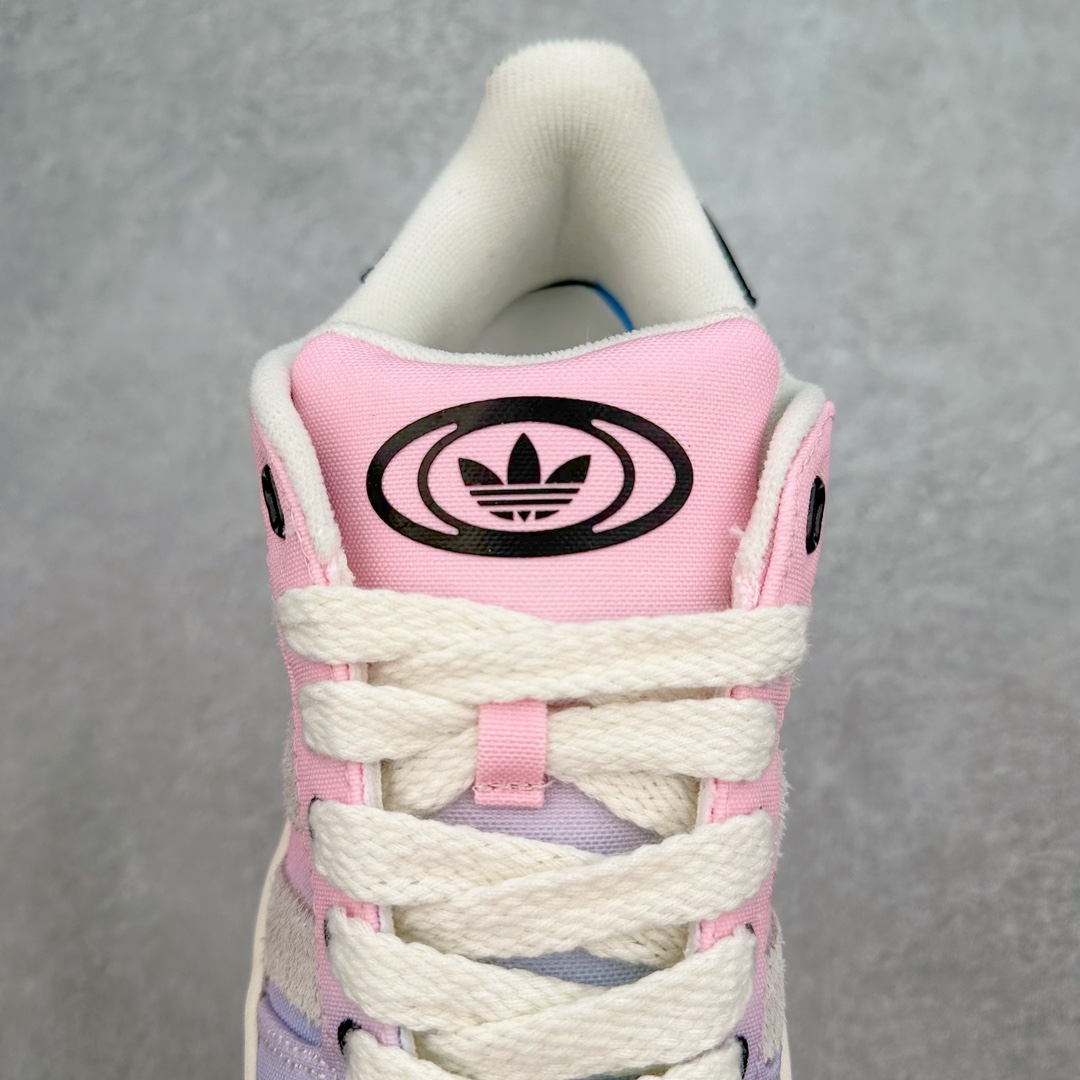 图片[5]-＃C版纯原 AD Originals Campus 00s 学院系列面包风经典复古低帮百搭休闲运动板鞋 IH2494 原鞋开发 正确版型 市面唯一全鞋采用原厂头层SD皮料 正确宽版鞋盒 清洁度完美 诠释最高工艺 这次 Originals 选择了以经典复古鞋型 Campus 为蓝本打造全新面包鞋 这款鞋型联名不断 冠希当年对它更是钟爱有加 论牌面丝毫不输贝壳头、Forum 等大热鞋型 这次 Campus 一改 80 年代的瘦长造型 鞋舌、鞋身、鞋底甚至细节都变大了 营造出千禧年前后流行的面包鞋宽大廓形 因此鞋名改为 Campus 00s 鞋身采用绒面皮料搭配白色常规皮革 质感上还是延续了经典 Campus 的设计 鞋舌填充更加饱满 让鞋款整体看起来更加圆润 搭配上这款浅蓝配色 「蓝胖子」造型真的很可爱 鞋舌还加入了与以往 Campus 不同的全新三叶草 Logo 令造型更具千禧气息 鞋带也采用了加宽的设计 如果你不喜欢 这次还附送了传统鞋带可以替换 鞋底采用了米黄做旧设计 凸显鞋款的复古年代感 除了清新可人的浅蓝配色 还有一款酷灰配色 造型更加硬朗复古 而且相比浅蓝配色更加耐脏 尺码：36 36⅔ 37⅓ 38 38⅔ 39⅓ 40 40⅔ 41⅓ 42 42⅔ 43⅓ 44 44 ⅓ 45-选品中心