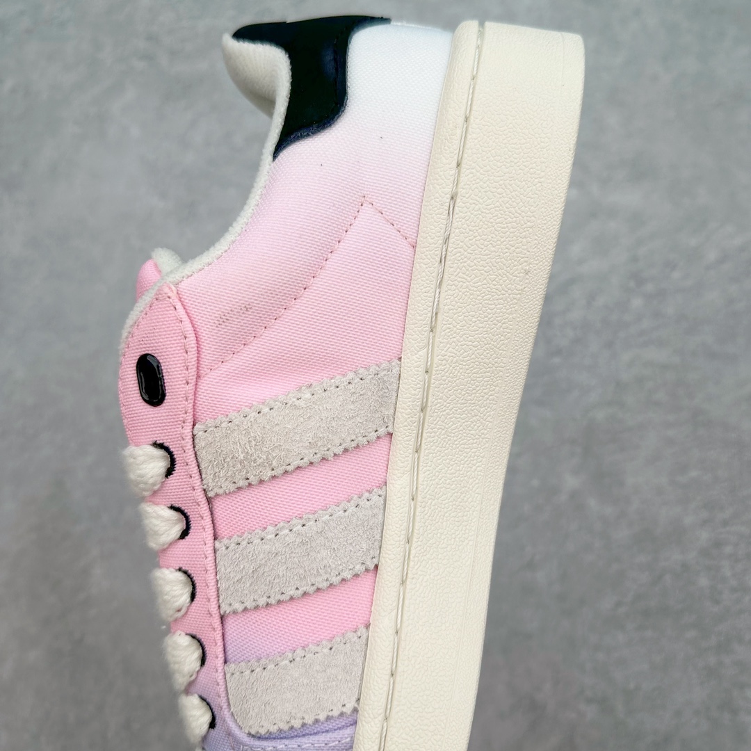 图片[7]-＃C版纯原 AD Originals Campus 00s 学院系列面包风经典复古低帮百搭休闲运动板鞋 IH2494 原鞋开发 正确版型 市面唯一全鞋采用原厂头层SD皮料 正确宽版鞋盒 清洁度完美 诠释最高工艺 这次 Originals 选择了以经典复古鞋型 Campus 为蓝本打造全新面包鞋 这款鞋型联名不断 冠希当年对它更是钟爱有加 论牌面丝毫不输贝壳头、Forum 等大热鞋型 这次 Campus 一改 80 年代的瘦长造型 鞋舌、鞋身、鞋底甚至细节都变大了 营造出千禧年前后流行的面包鞋宽大廓形 因此鞋名改为 Campus 00s 鞋身采用绒面皮料搭配白色常规皮革 质感上还是延续了经典 Campus 的设计 鞋舌填充更加饱满 让鞋款整体看起来更加圆润 搭配上这款浅蓝配色 「蓝胖子」造型真的很可爱 鞋舌还加入了与以往 Campus 不同的全新三叶草 Logo 令造型更具千禧气息 鞋带也采用了加宽的设计 如果你不喜欢 这次还附送了传统鞋带可以替换 鞋底采用了米黄做旧设计 凸显鞋款的复古年代感 除了清新可人的浅蓝配色 还有一款酷灰配色 造型更加硬朗复古 而且相比浅蓝配色更加耐脏 尺码：36 36⅔ 37⅓ 38 38⅔ 39⅓ 40 40⅔ 41⅓ 42 42⅔ 43⅓ 44 44 ⅓ 45-选品中心