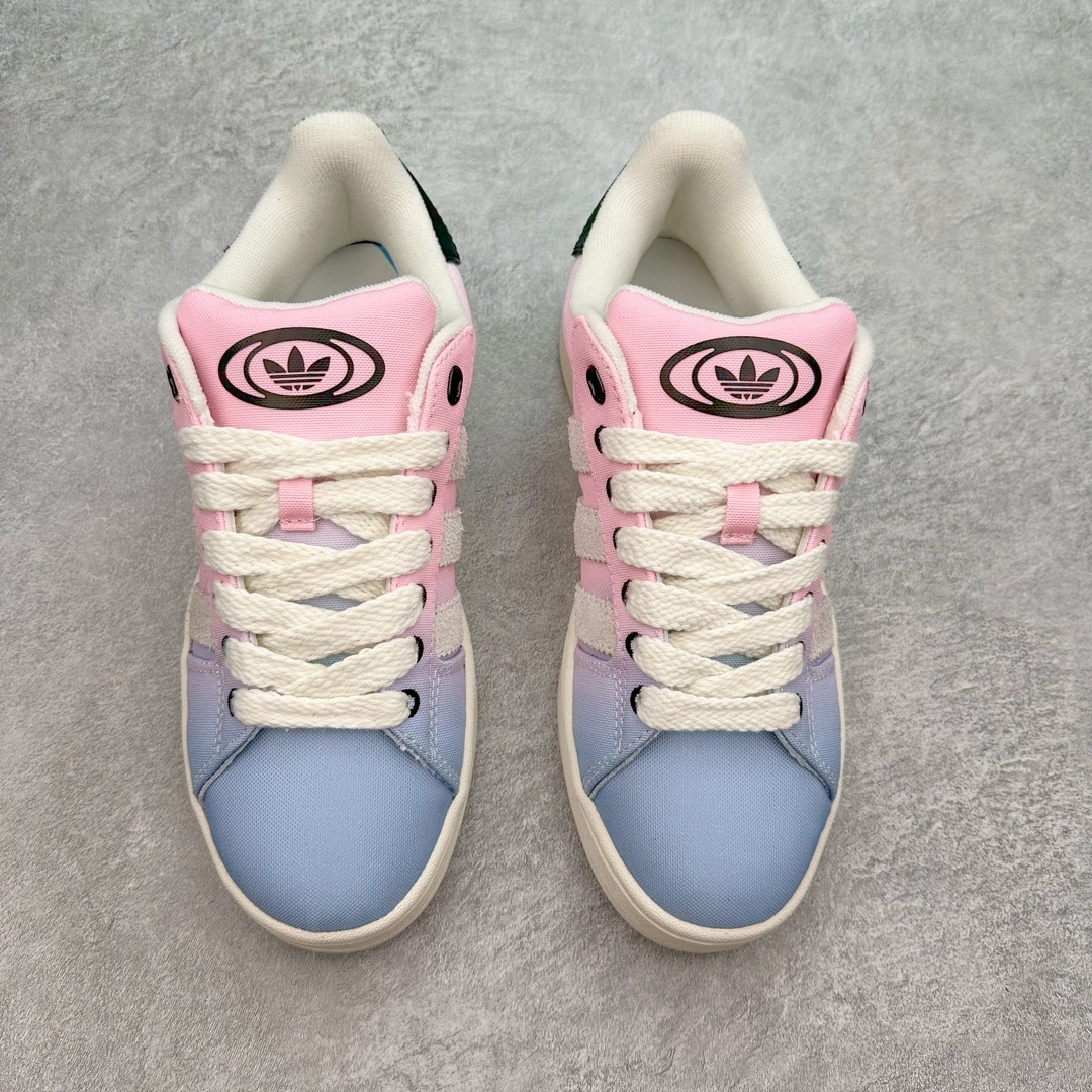 图片[2]-＃C版纯原 AD Originals Campus 00s 学院系列面包风经典复古低帮百搭休闲运动板鞋 IH2494 原鞋开发 正确版型 市面唯一全鞋采用原厂头层SD皮料 正确宽版鞋盒 清洁度完美 诠释最高工艺 这次 Originals 选择了以经典复古鞋型 Campus 为蓝本打造全新面包鞋 这款鞋型联名不断 冠希当年对它更是钟爱有加 论牌面丝毫不输贝壳头、Forum 等大热鞋型 这次 Campus 一改 80 年代的瘦长造型 鞋舌、鞋身、鞋底甚至细节都变大了 营造出千禧年前后流行的面包鞋宽大廓形 因此鞋名改为 Campus 00s 鞋身采用绒面皮料搭配白色常规皮革 质感上还是延续了经典 Campus 的设计 鞋舌填充更加饱满 让鞋款整体看起来更加圆润 搭配上这款浅蓝配色 「蓝胖子」造型真的很可爱 鞋舌还加入了与以往 Campus 不同的全新三叶草 Logo 令造型更具千禧气息 鞋带也采用了加宽的设计 如果你不喜欢 这次还附送了传统鞋带可以替换 鞋底采用了米黄做旧设计 凸显鞋款的复古年代感 除了清新可人的浅蓝配色 还有一款酷灰配色 造型更加硬朗复古 而且相比浅蓝配色更加耐脏 尺码：36 36⅔ 37⅓ 38 38⅔ 39⅓ 40 40⅔ 41⅓ 42 42⅔ 43⅓ 44 44 ⅓ 45-选品中心