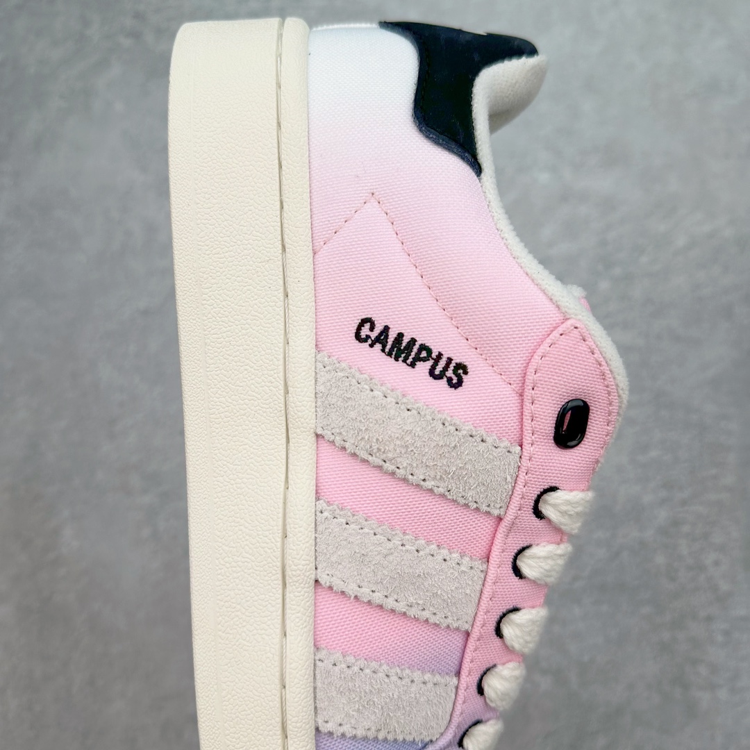 图片[6]-＃C版纯原 AD Originals Campus 00s 学院系列面包风经典复古低帮百搭休闲运动板鞋 IH2494 原鞋开发 正确版型 市面唯一全鞋采用原厂头层SD皮料 正确宽版鞋盒 清洁度完美 诠释最高工艺 这次 Originals 选择了以经典复古鞋型 Campus 为蓝本打造全新面包鞋 这款鞋型联名不断 冠希当年对它更是钟爱有加 论牌面丝毫不输贝壳头、Forum 等大热鞋型 这次 Campus 一改 80 年代的瘦长造型 鞋舌、鞋身、鞋底甚至细节都变大了 营造出千禧年前后流行的面包鞋宽大廓形 因此鞋名改为 Campus 00s 鞋身采用绒面皮料搭配白色常规皮革 质感上还是延续了经典 Campus 的设计 鞋舌填充更加饱满 让鞋款整体看起来更加圆润 搭配上这款浅蓝配色 「蓝胖子」造型真的很可爱 鞋舌还加入了与以往 Campus 不同的全新三叶草 Logo 令造型更具千禧气息 鞋带也采用了加宽的设计 如果你不喜欢 这次还附送了传统鞋带可以替换 鞋底采用了米黄做旧设计 凸显鞋款的复古年代感 除了清新可人的浅蓝配色 还有一款酷灰配色 造型更加硬朗复古 而且相比浅蓝配色更加耐脏 尺码：36 36⅔ 37⅓ 38 38⅔ 39⅓ 40 40⅔ 41⅓ 42 42⅔ 43⅓ 44 44 ⅓ 45-选品中心