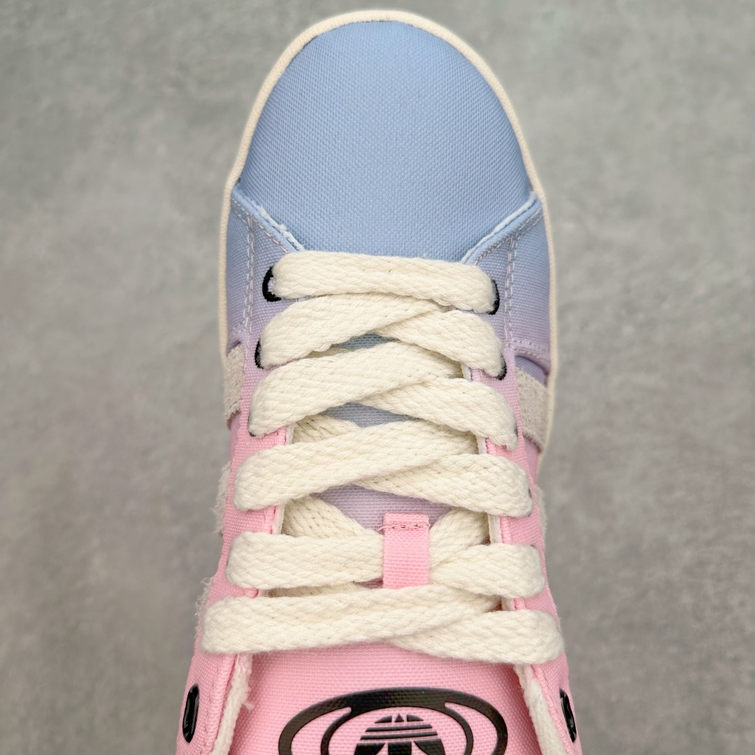 图片[4]-＃C版纯原 AD Originals Campus 00s 学院系列面包风经典复古低帮百搭休闲运动板鞋 IH2494 原鞋开发 正确版型 市面唯一全鞋采用原厂头层SD皮料 正确宽版鞋盒 清洁度完美 诠释最高工艺 这次 Originals 选择了以经典复古鞋型 Campus 为蓝本打造全新面包鞋 这款鞋型联名不断 冠希当年对它更是钟爱有加 论牌面丝毫不输贝壳头、Forum 等大热鞋型 这次 Campus 一改 80 年代的瘦长造型 鞋舌、鞋身、鞋底甚至细节都变大了 营造出千禧年前后流行的面包鞋宽大廓形 因此鞋名改为 Campus 00s 鞋身采用绒面皮料搭配白色常规皮革 质感上还是延续了经典 Campus 的设计 鞋舌填充更加饱满 让鞋款整体看起来更加圆润 搭配上这款浅蓝配色 「蓝胖子」造型真的很可爱 鞋舌还加入了与以往 Campus 不同的全新三叶草 Logo 令造型更具千禧气息 鞋带也采用了加宽的设计 如果你不喜欢 这次还附送了传统鞋带可以替换 鞋底采用了米黄做旧设计 凸显鞋款的复古年代感 除了清新可人的浅蓝配色 还有一款酷灰配色 造型更加硬朗复古 而且相比浅蓝配色更加耐脏 尺码：36 36⅔ 37⅓ 38 38⅔ 39⅓ 40 40⅔ 41⅓ 42 42⅔ 43⅓ 44 44 ⅓ 45-选品中心