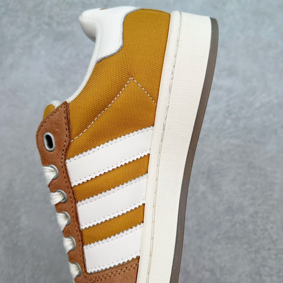 图片[7]-＃C版纯原 AD Originals Campus 00s 学院系列面包风经典复古低帮百搭休闲运动板鞋 IF8774 原鞋开发 正确版型 市面唯一全鞋采用原厂头层SD皮料 正确宽版鞋盒 清洁度完美 诠释最高工艺 这次 Originals 选择了以经典复古鞋型 Campus 为蓝本打造全新面包鞋 这款鞋型联名不断 冠希当年对它更是钟爱有加 论牌面丝毫不输贝壳头、Forum 等大热鞋型 这次 Campus 一改 80 年代的瘦长造型 鞋舌、鞋身、鞋底甚至细节都变大了 营造出千禧年前后流行的面包鞋宽大廓形 因此鞋名改为 Campus 00s 鞋身采用绒面皮料搭配白色常规皮革 质感上还是延续了经典 Campus 的设计 鞋舌填充更加饱满 让鞋款整体看起来更加圆润 搭配上这款浅蓝配色 「蓝胖子」造型真的很可爱 鞋舌还加入了与以往 Campus 不同的全新三叶草 Logo 令造型更具千禧气息 鞋带也采用了加宽的设计 如果你不喜欢 这次还附送了传统鞋带可以替换 鞋底采用了米黄做旧设计 凸显鞋款的复古年代感 除了清新可人的浅蓝配色 还有一款酷灰配色 造型更加硬朗复古 而且相比浅蓝配色更加耐脏 尺码：36 36⅔ 37⅓ 38 38⅔ 39⅓ 40 40⅔ 41⅓ 42 42⅔ 43⅓ 44 44 ⅓ 45-选品中心